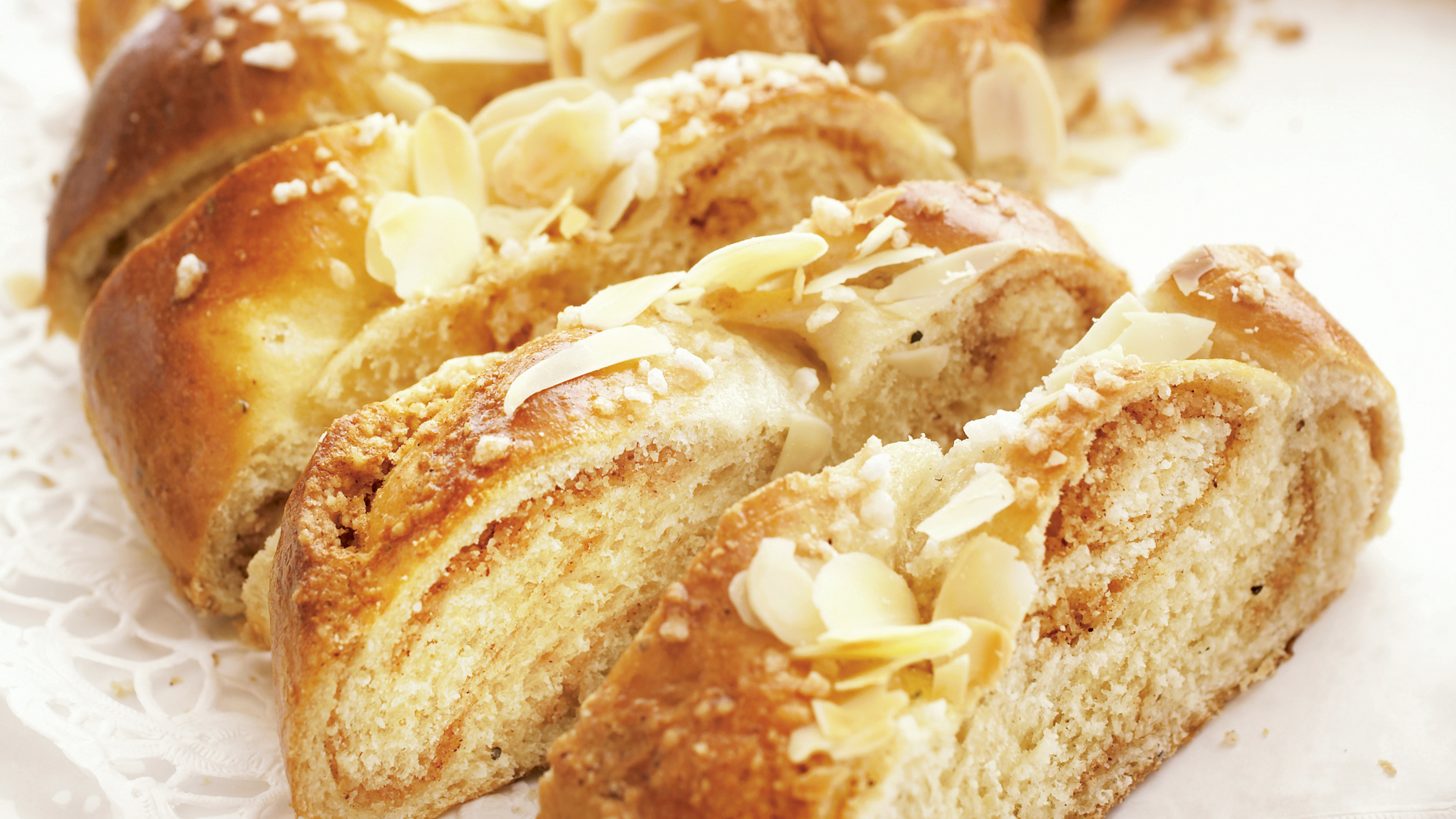 Mantelilla täytetty pullakranssi