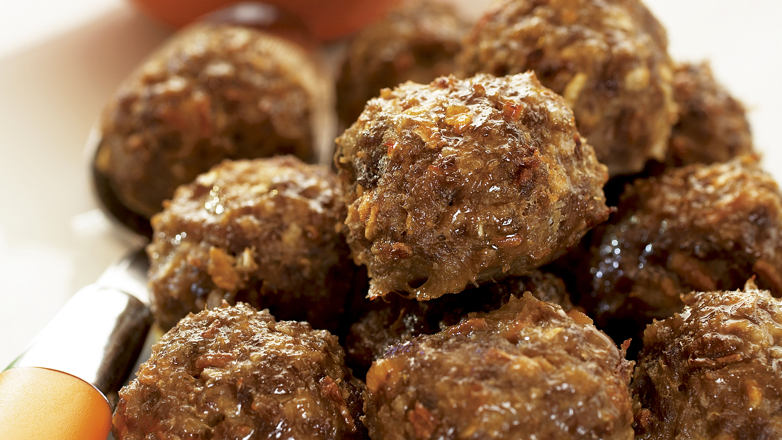 Sipuliset lihapyörykät ja dipmixkastike