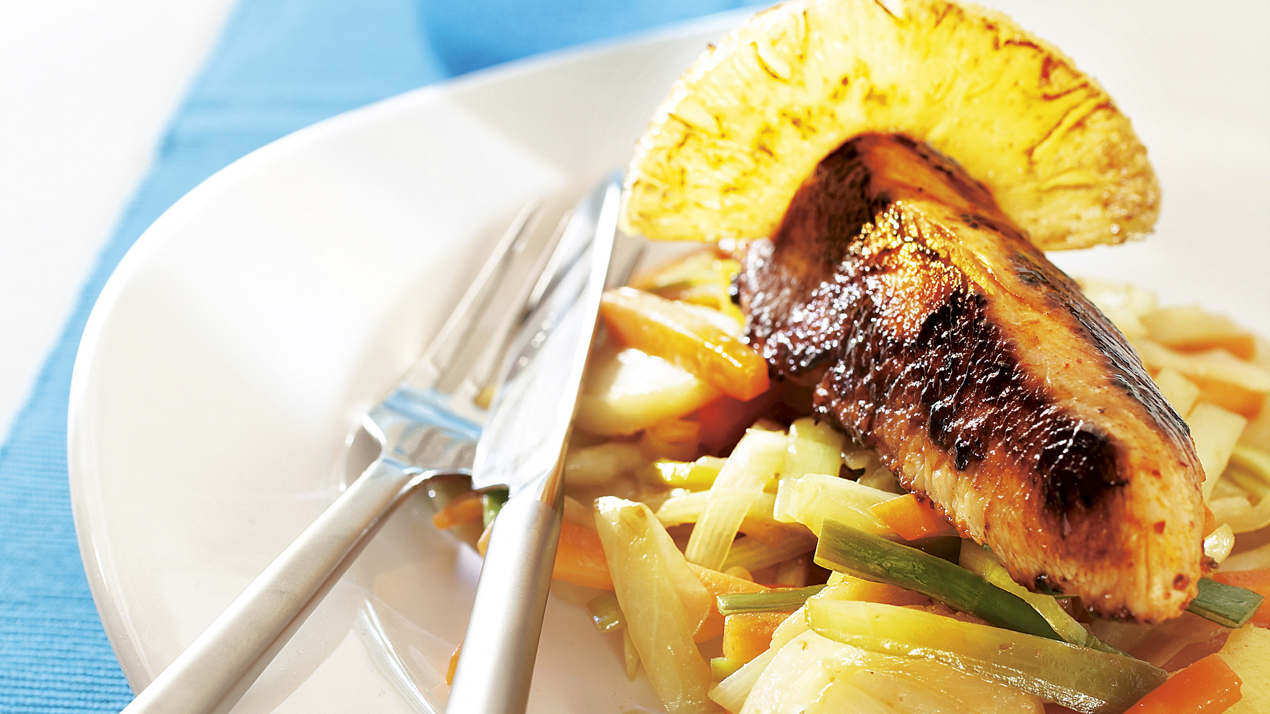 Itämaiset kalkkunapihvit ja vihannekset