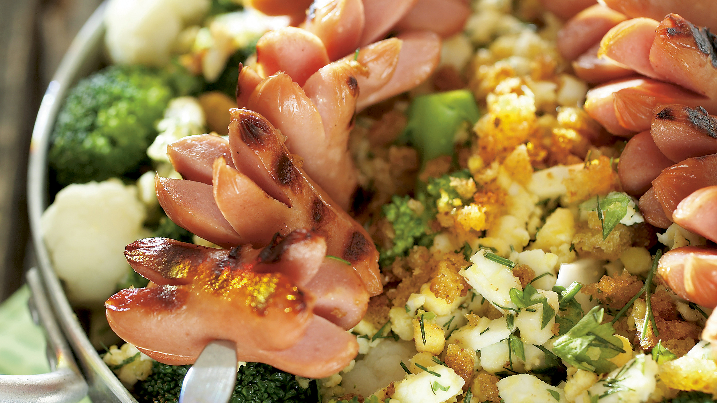 Puolalainen kesäkaali ja nakkivartaat