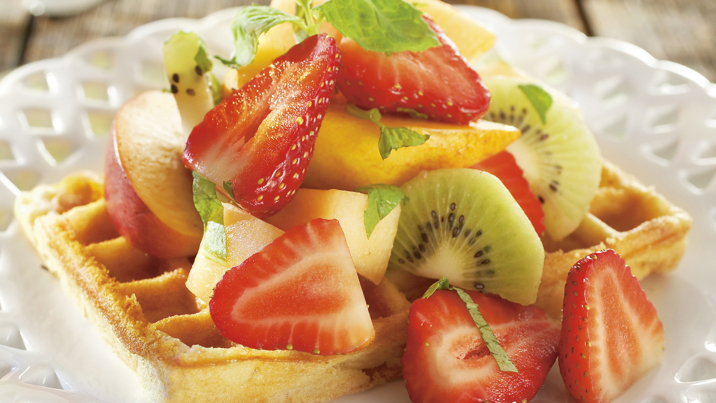 Vohvelit ja mansikkasalaatti