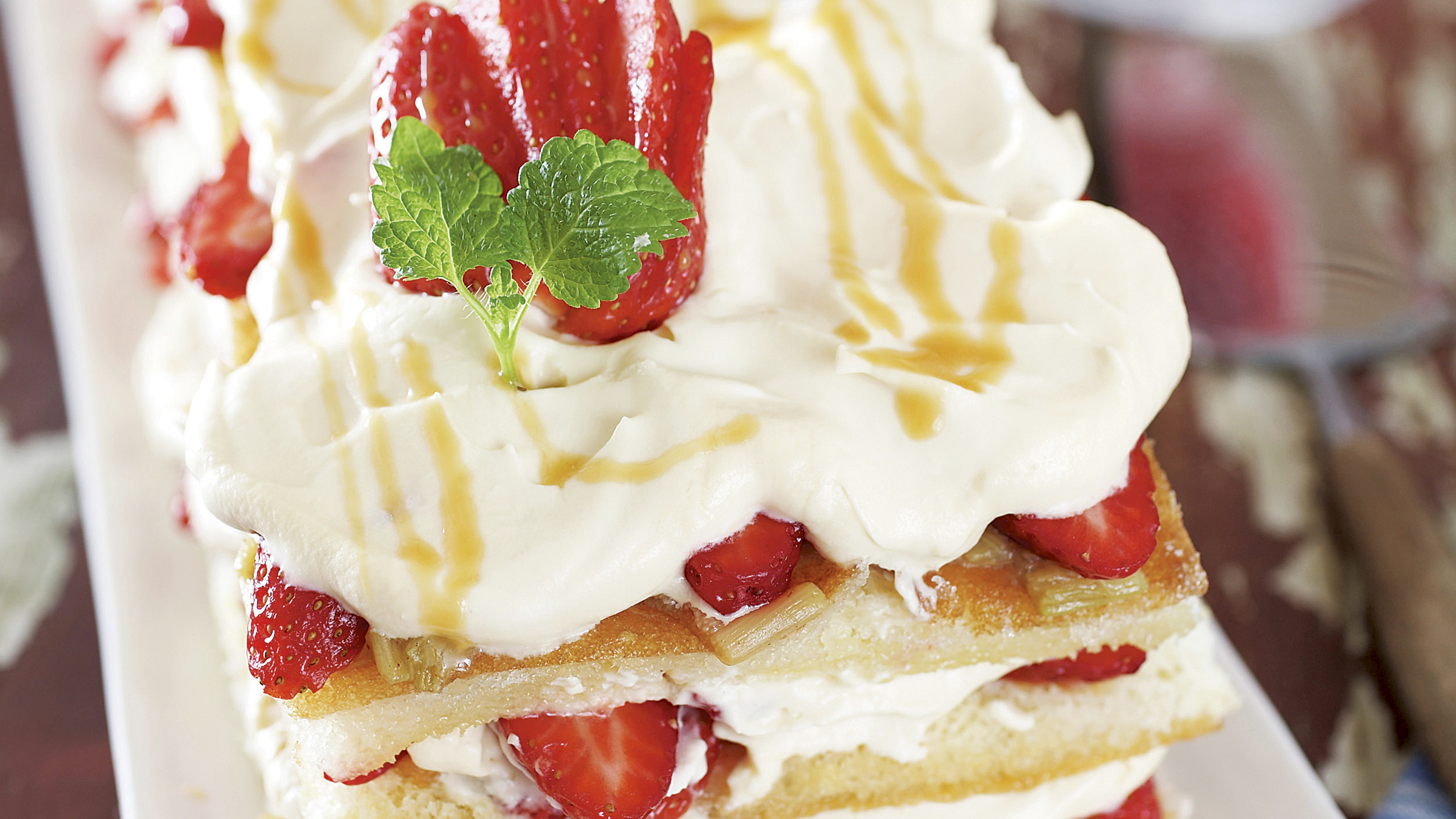 Kinuskinen mansikka-raparperikakku