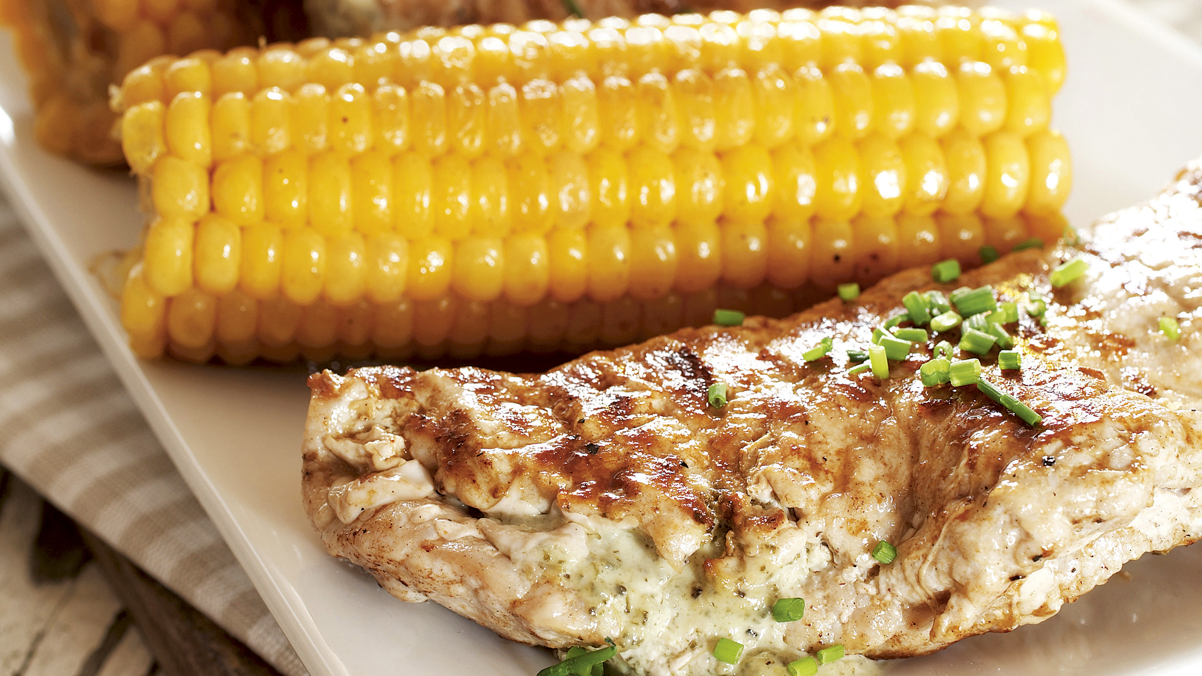 Salviapossu ja maissintähkät