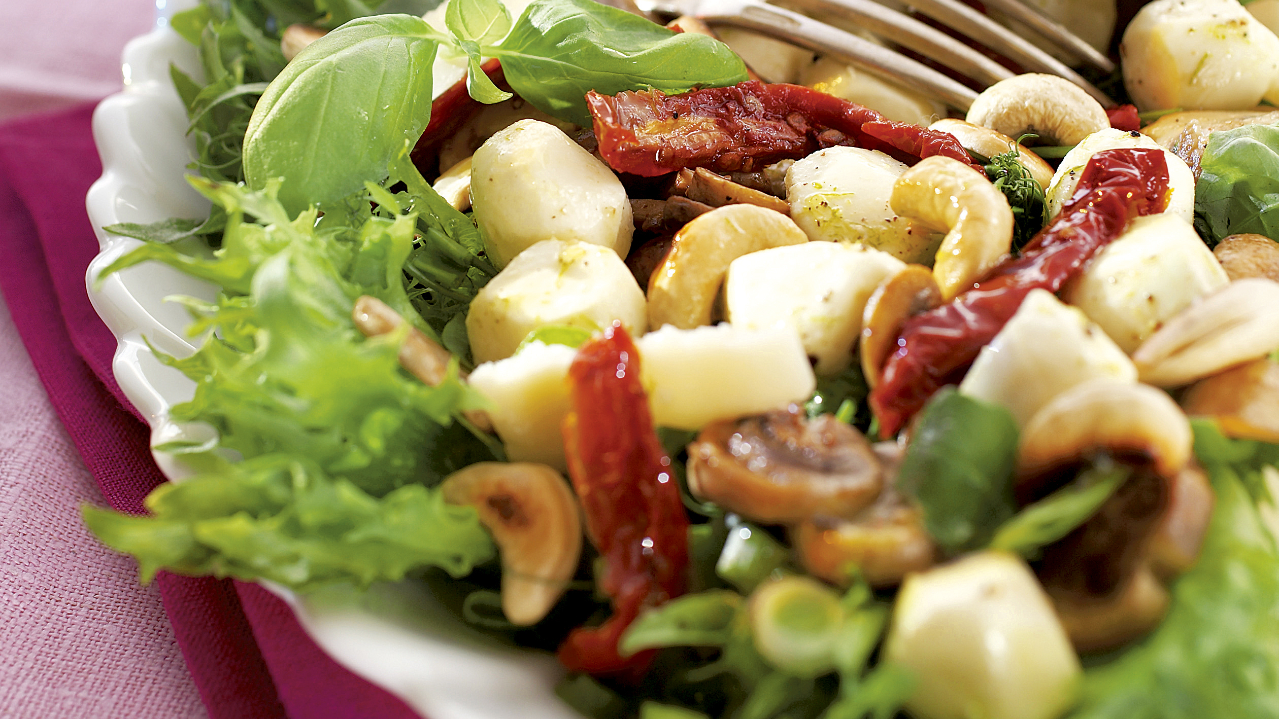 Mozzarella-vihannessalaatti