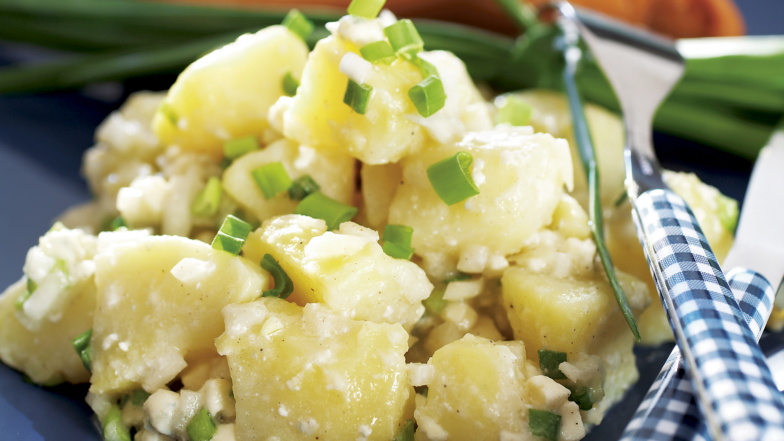 Sinihomejuustoinen perunasalaatti