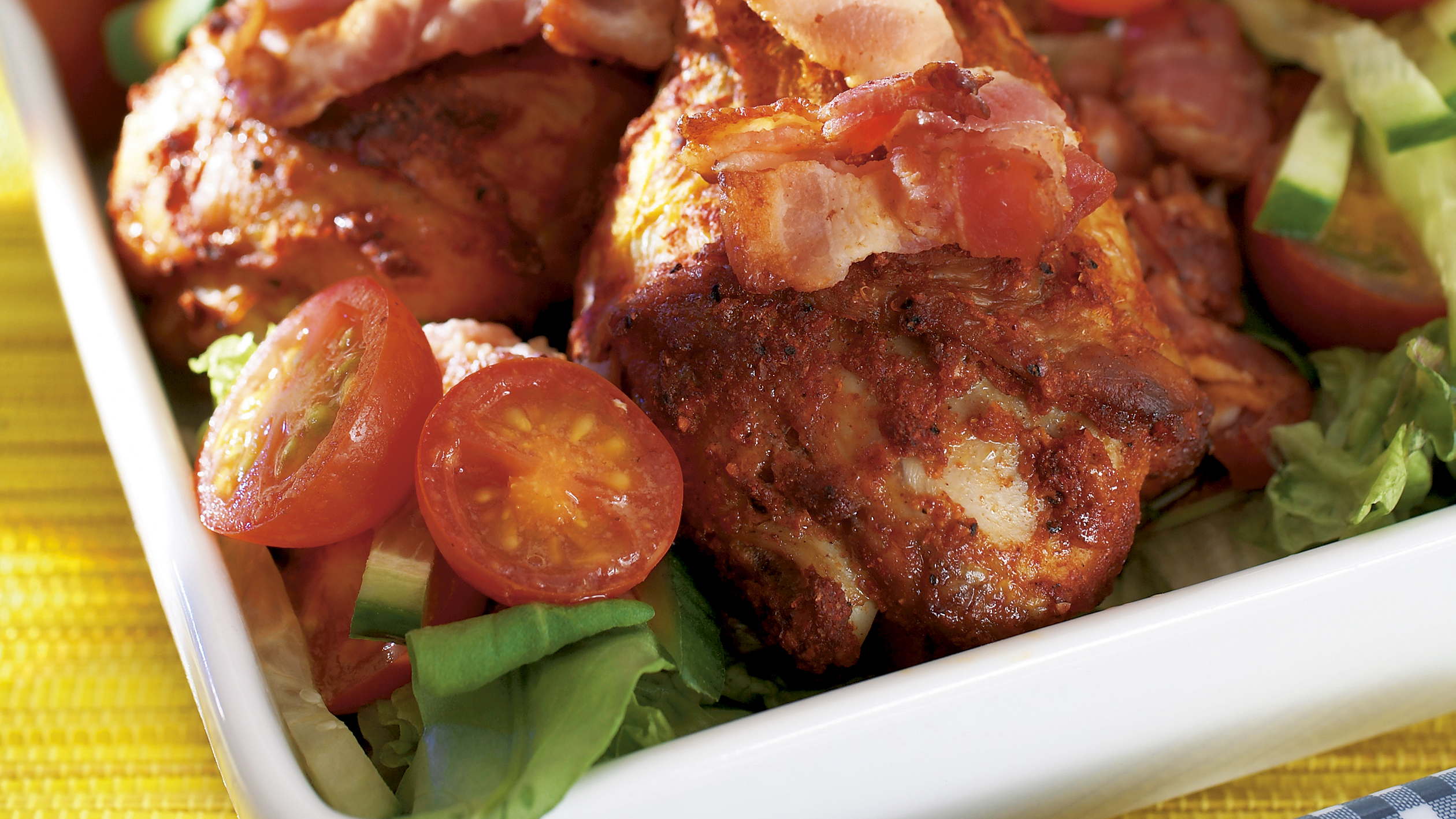 Lämmin broileri-pekonisalaatti