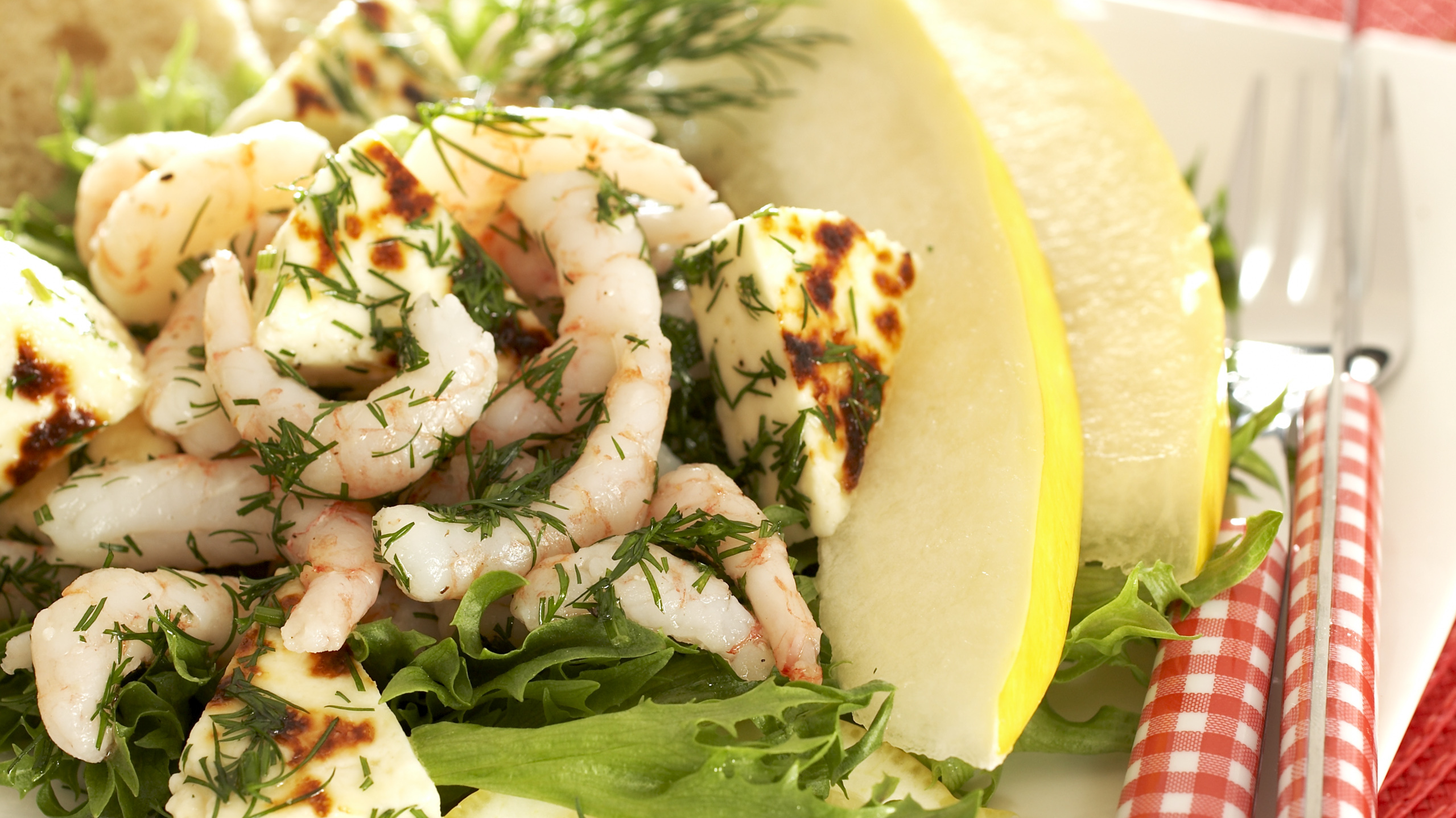 Juustoinen katkarapu-melonisalaatti