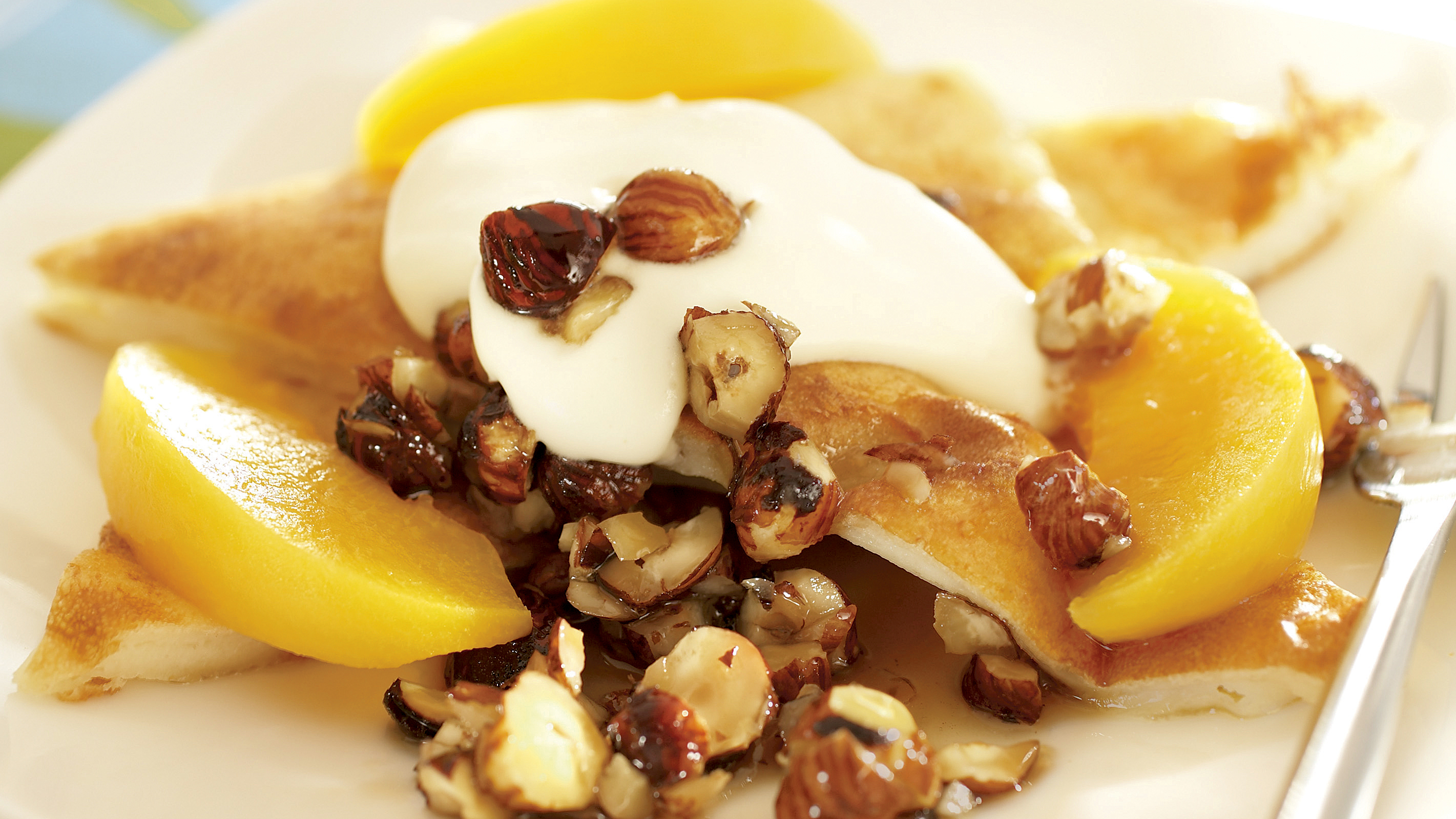 Pannukakku pähkinäsiirappikastikkeella