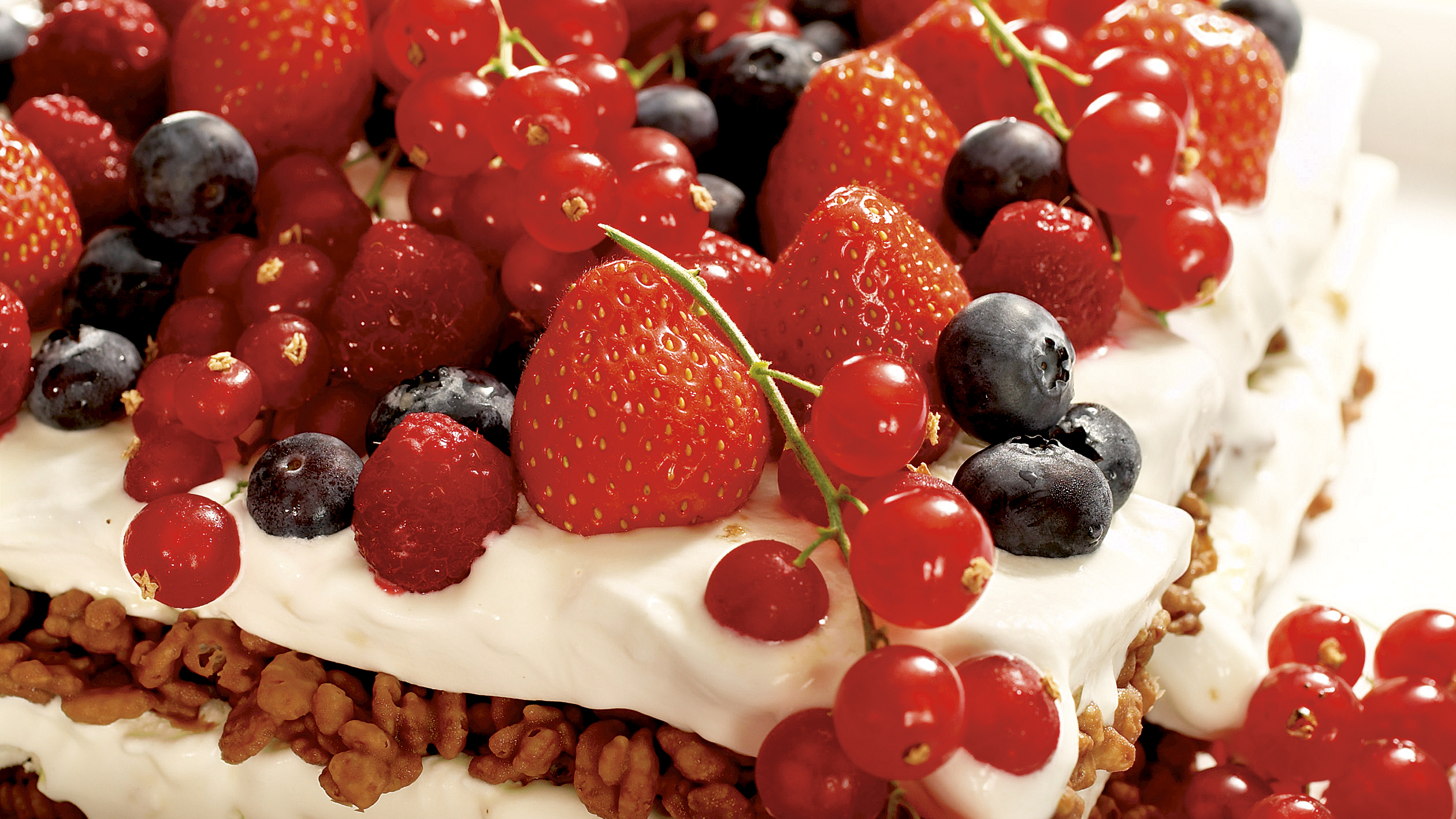 Marjainen riisisuklaa-jäätelökakku