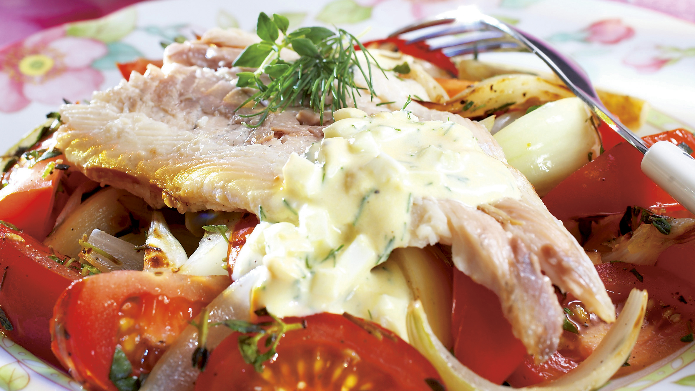 Savusiika, munakastike ja tomaattiwokki