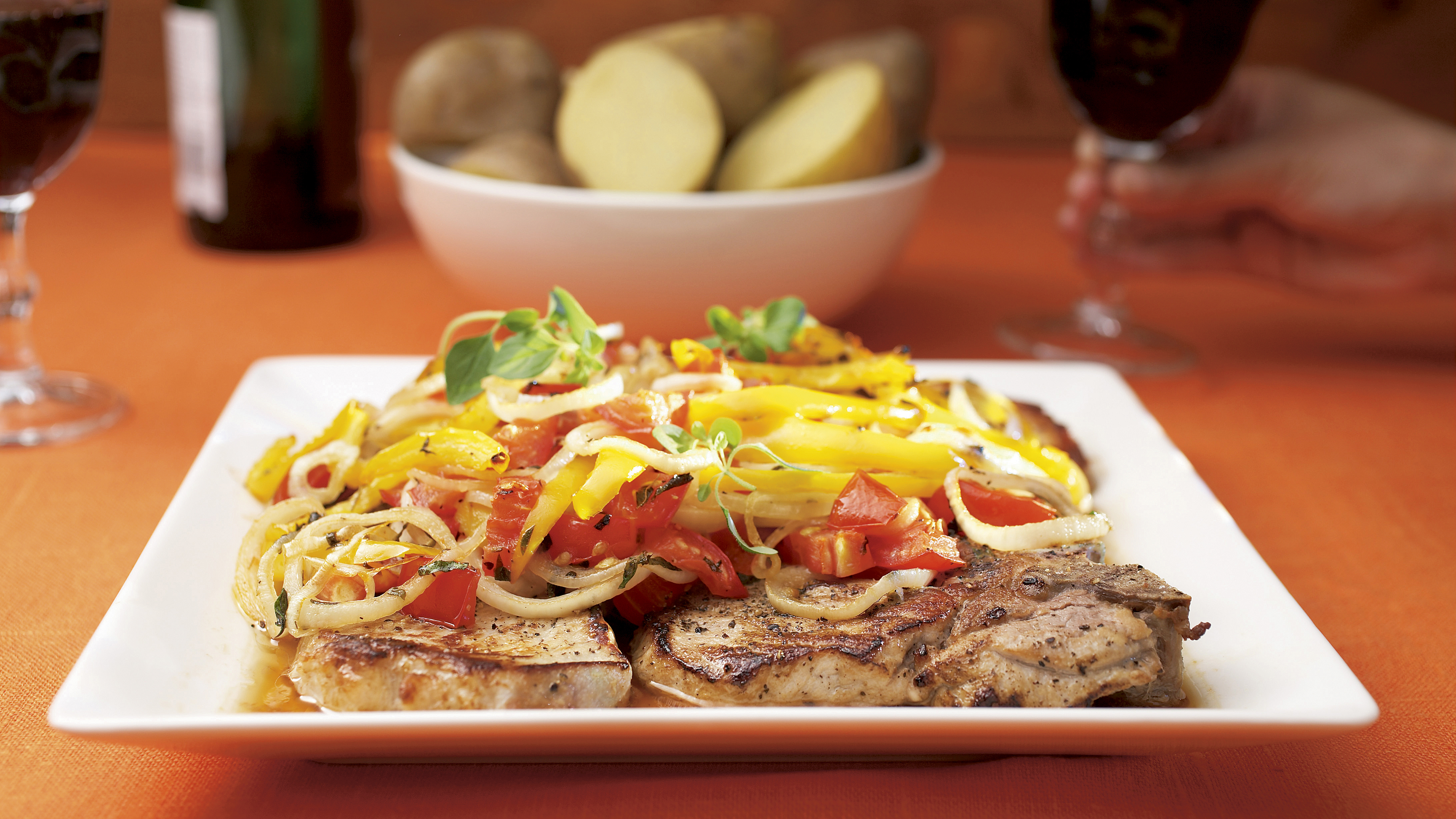 Kasviksilla kuorrutetut kyljykset