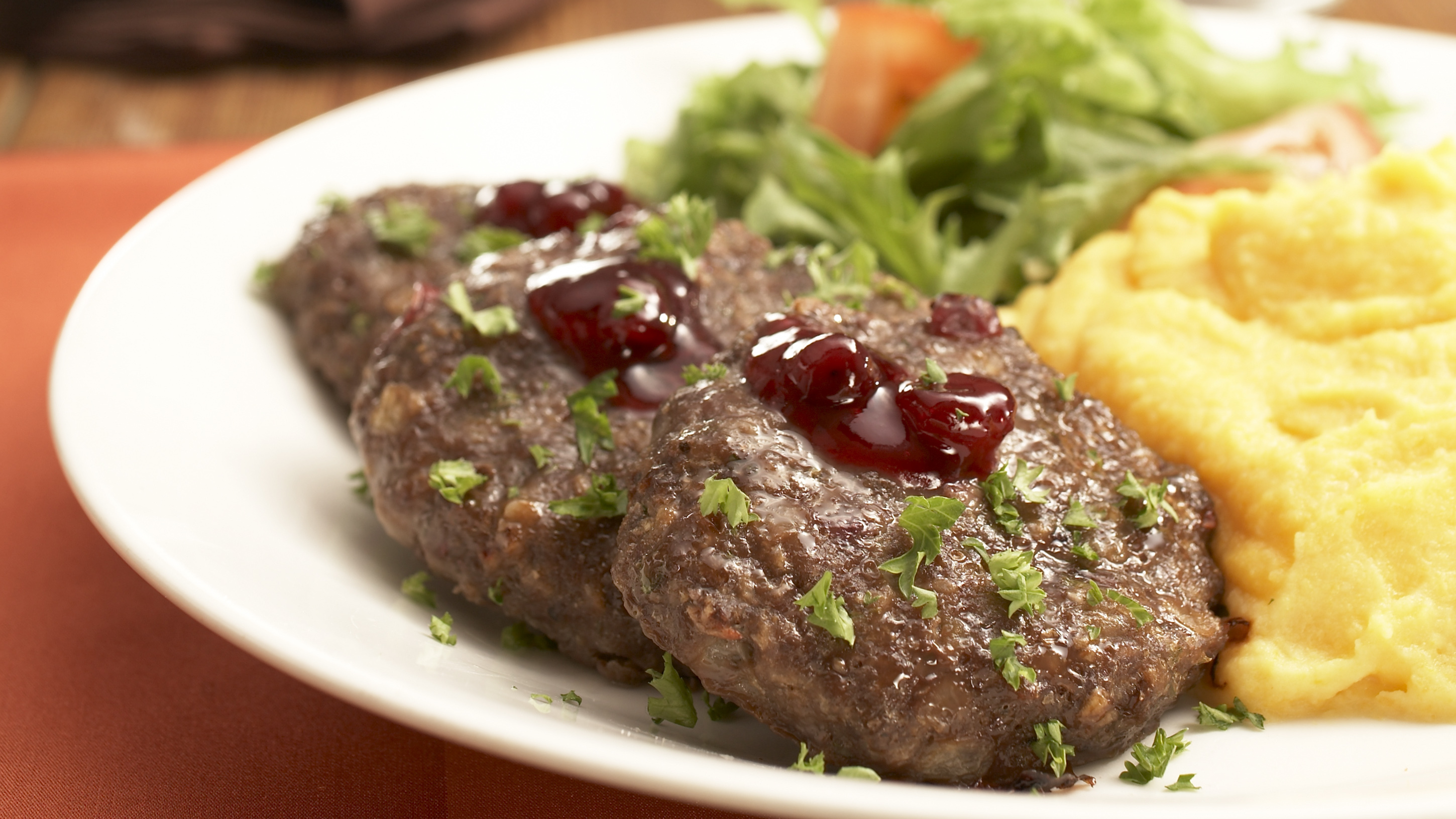 Puolukkaiset jauhelihapihvit