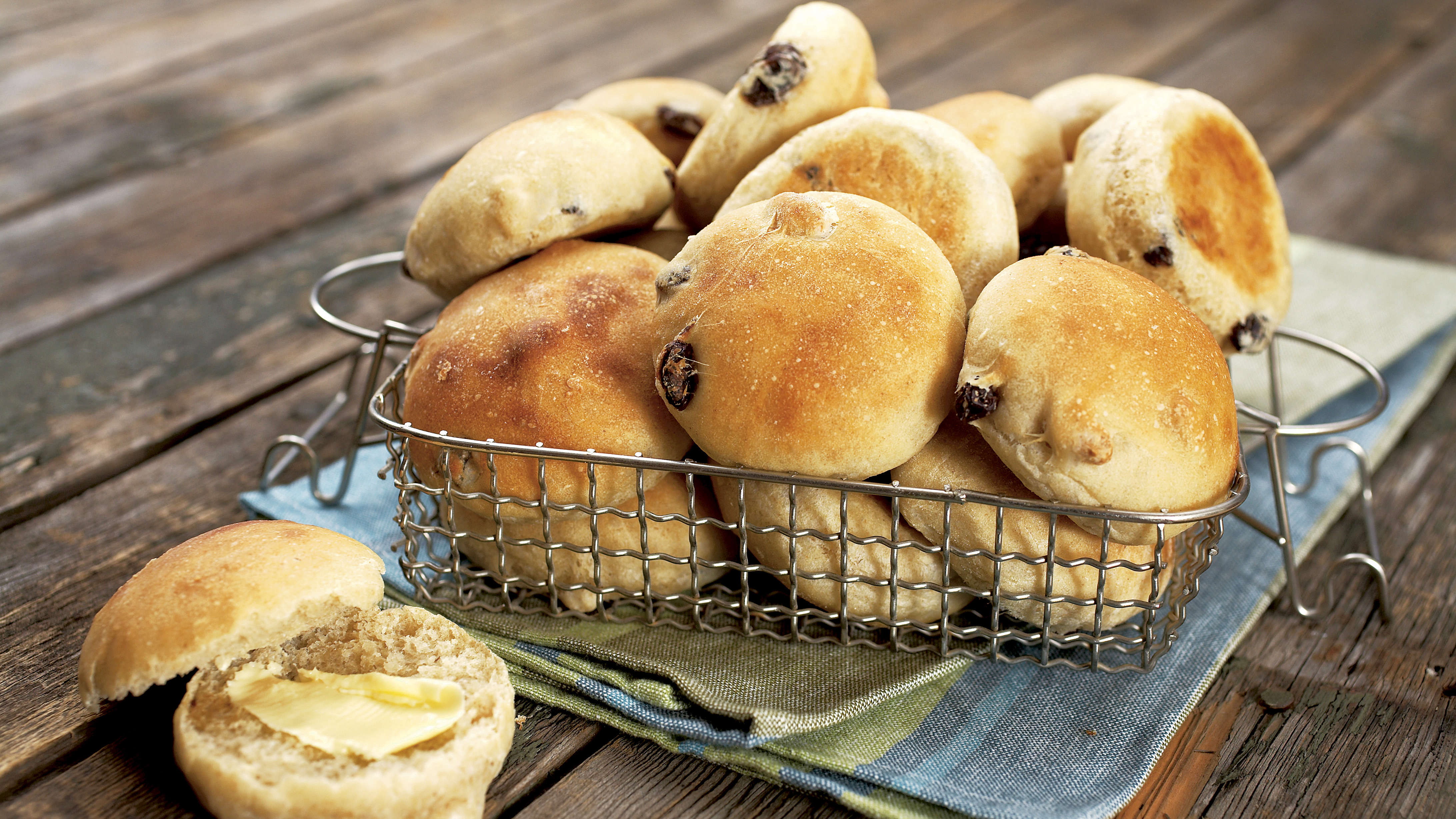 Pähkinä-rusinasämpylät