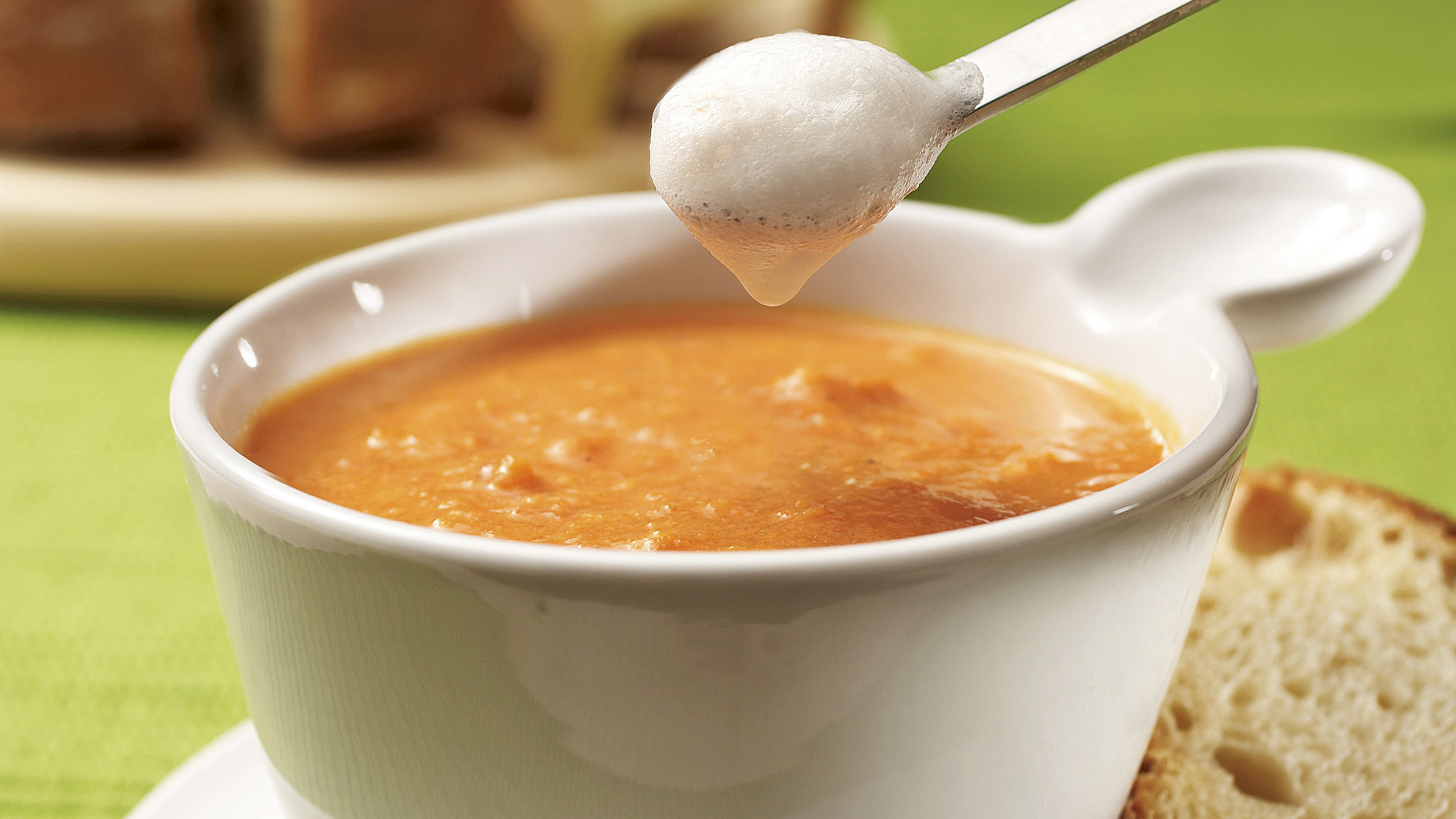 Vuohenjuustoinen porkkana-tomaattikeitto