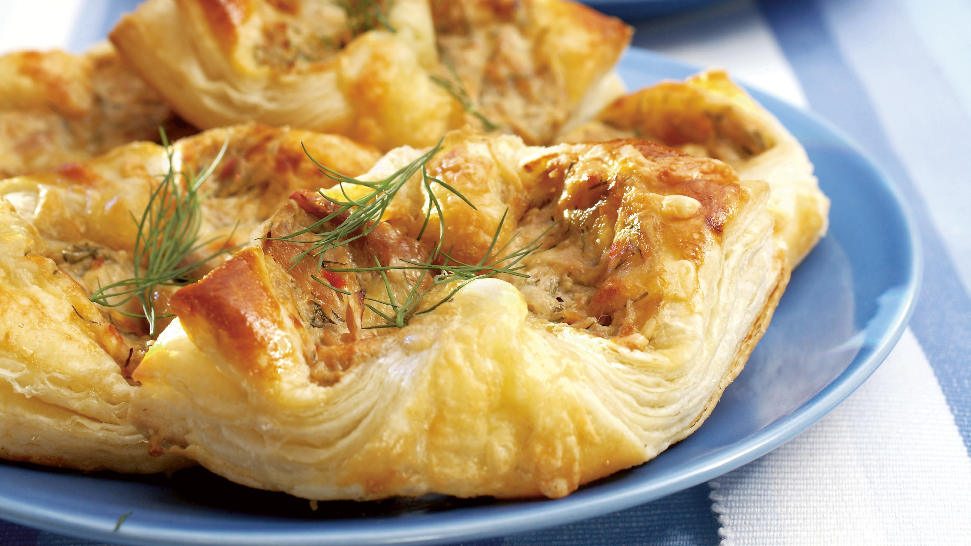 Tuliset chilitonnikalapasteijat