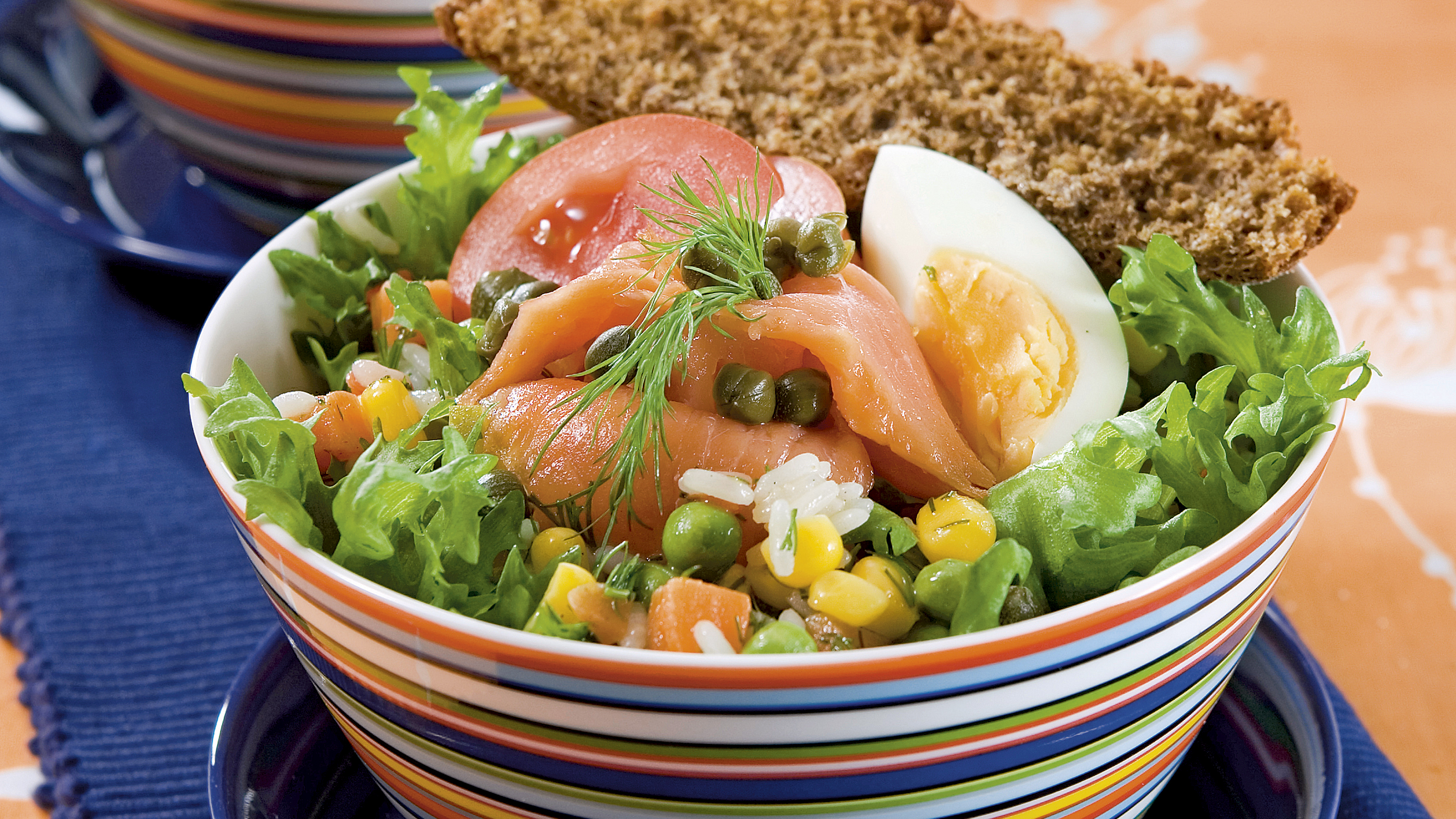 Marinoitu riisi-lohisalaatti