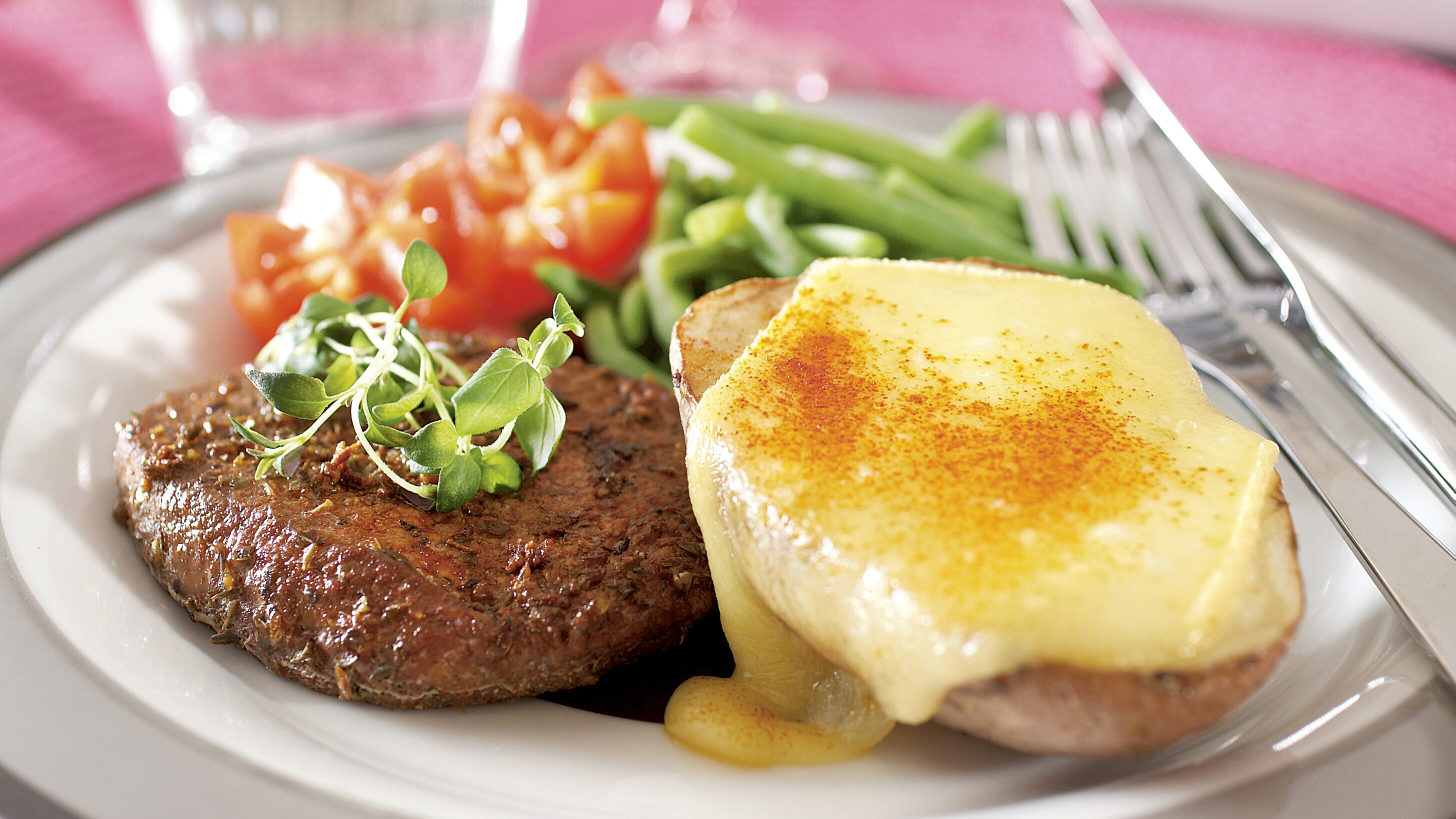 Yrttiset porsaanulkofileepihvit ja racletteperunat