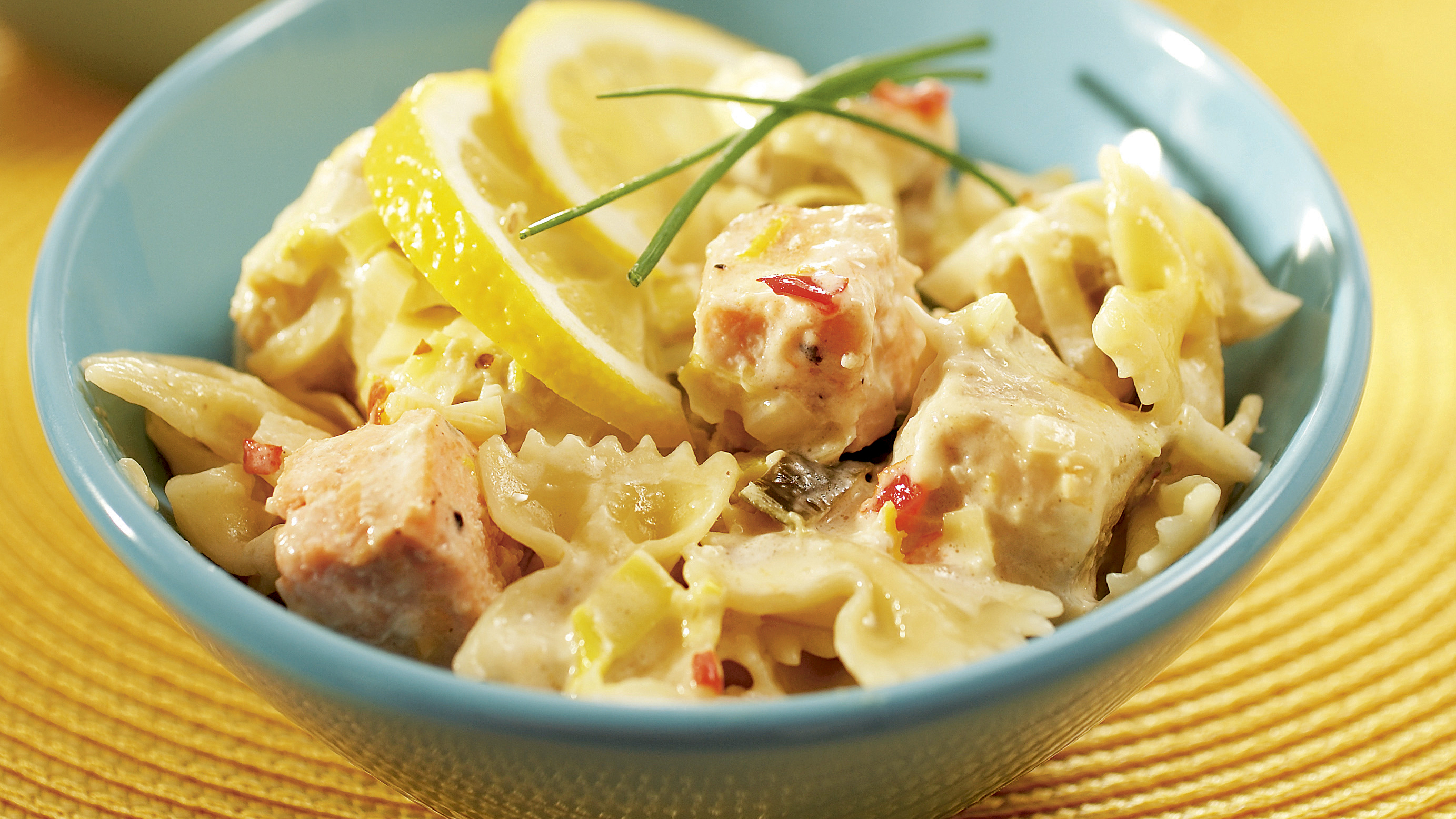 Kermainen kahden kalan pastakastike