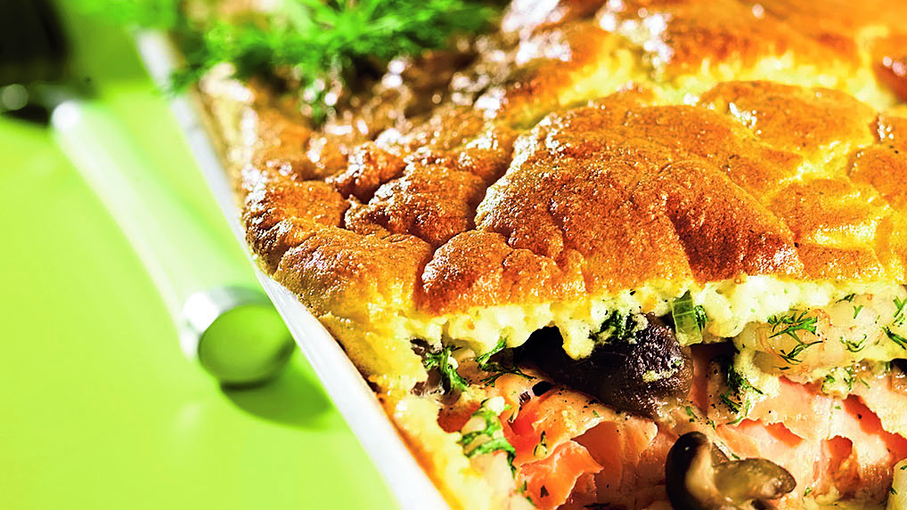 Tuorejuustolla kuorrutettu kirjolohi