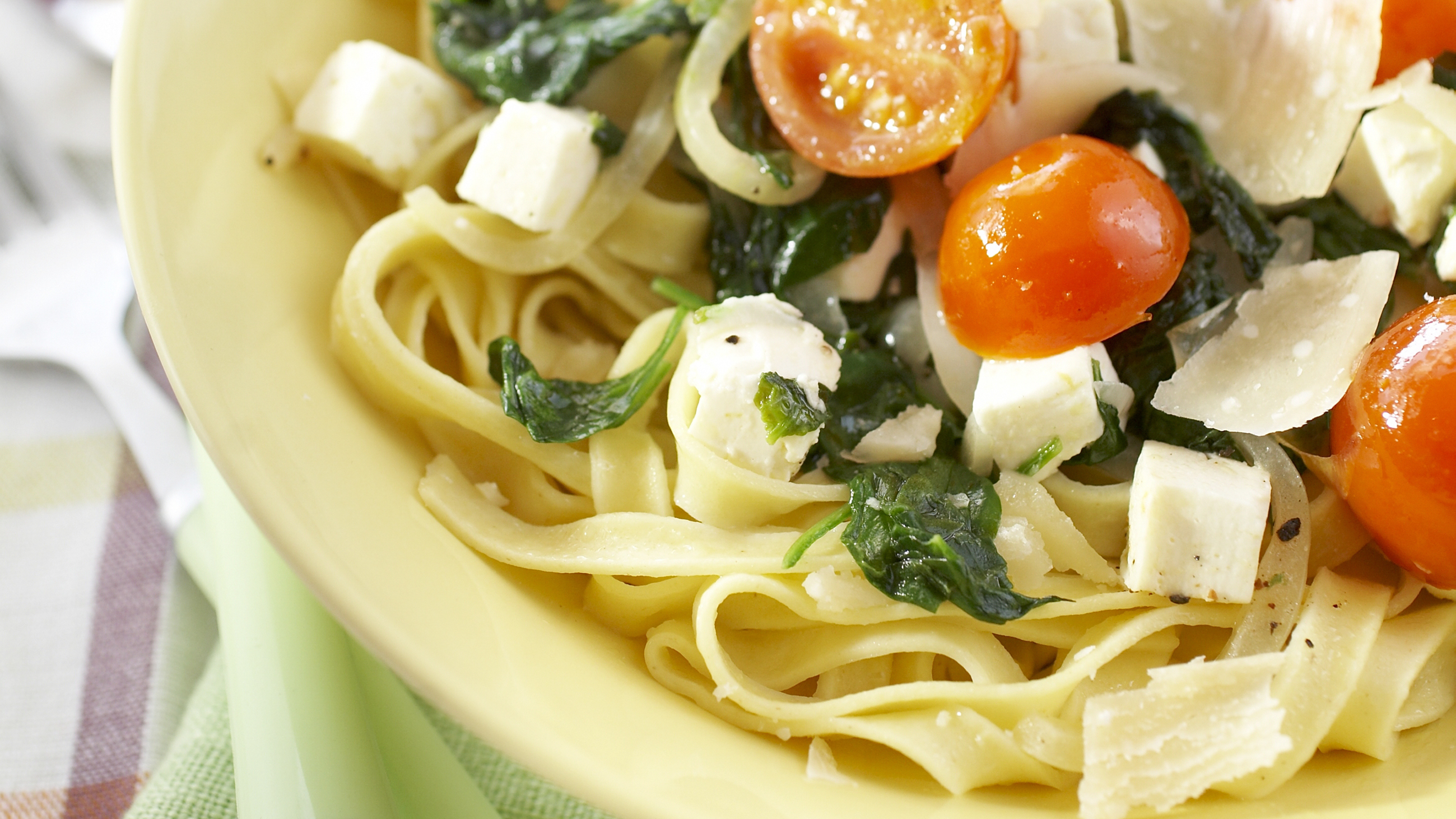 Välimeren feta-pinaattipasta