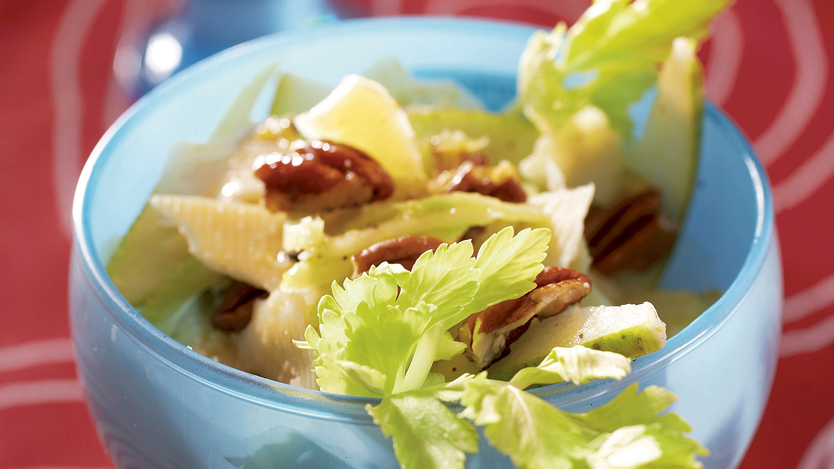 Kreivillinen päärynä-sellerisalaatti