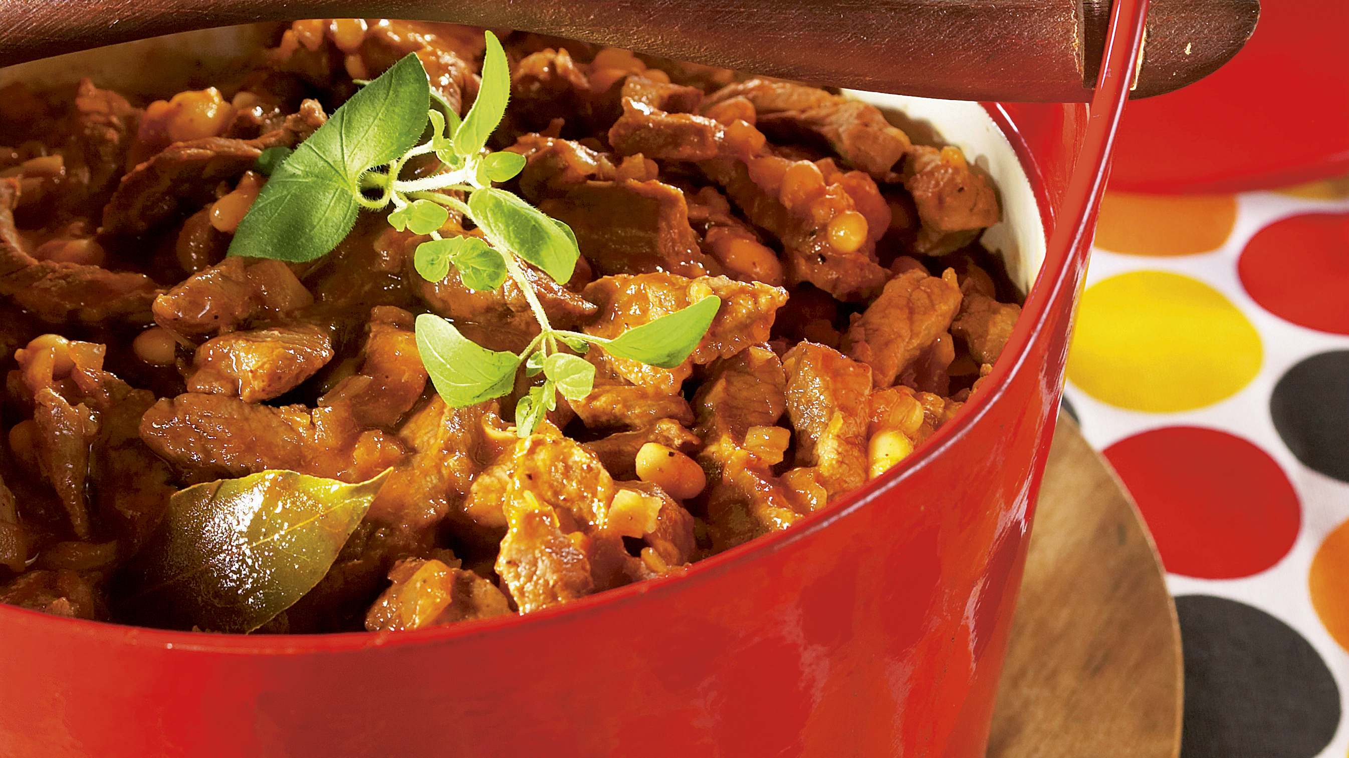 Mausteinen liha-papupata