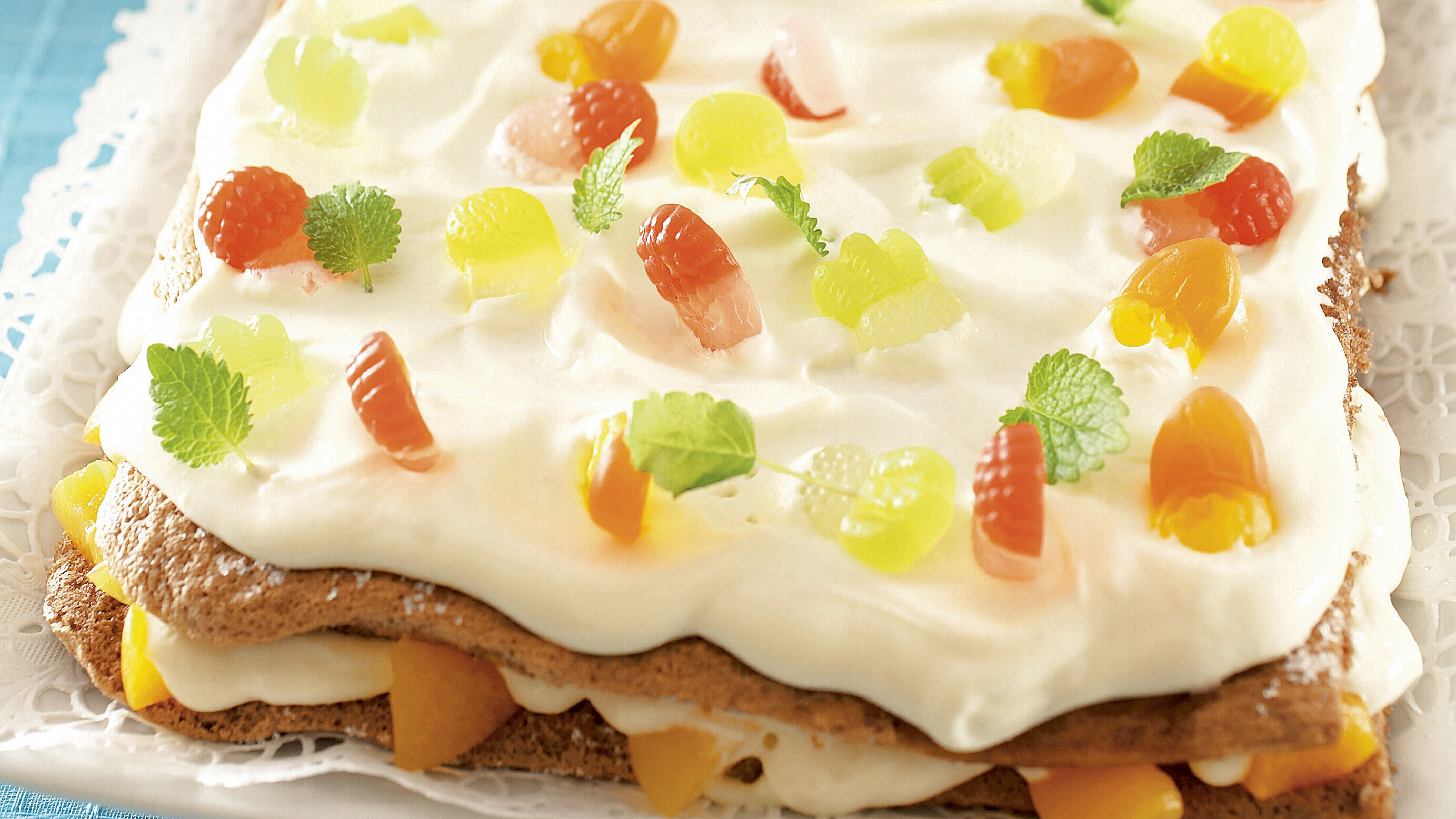 Aprikoosi-karkkikakku äidille