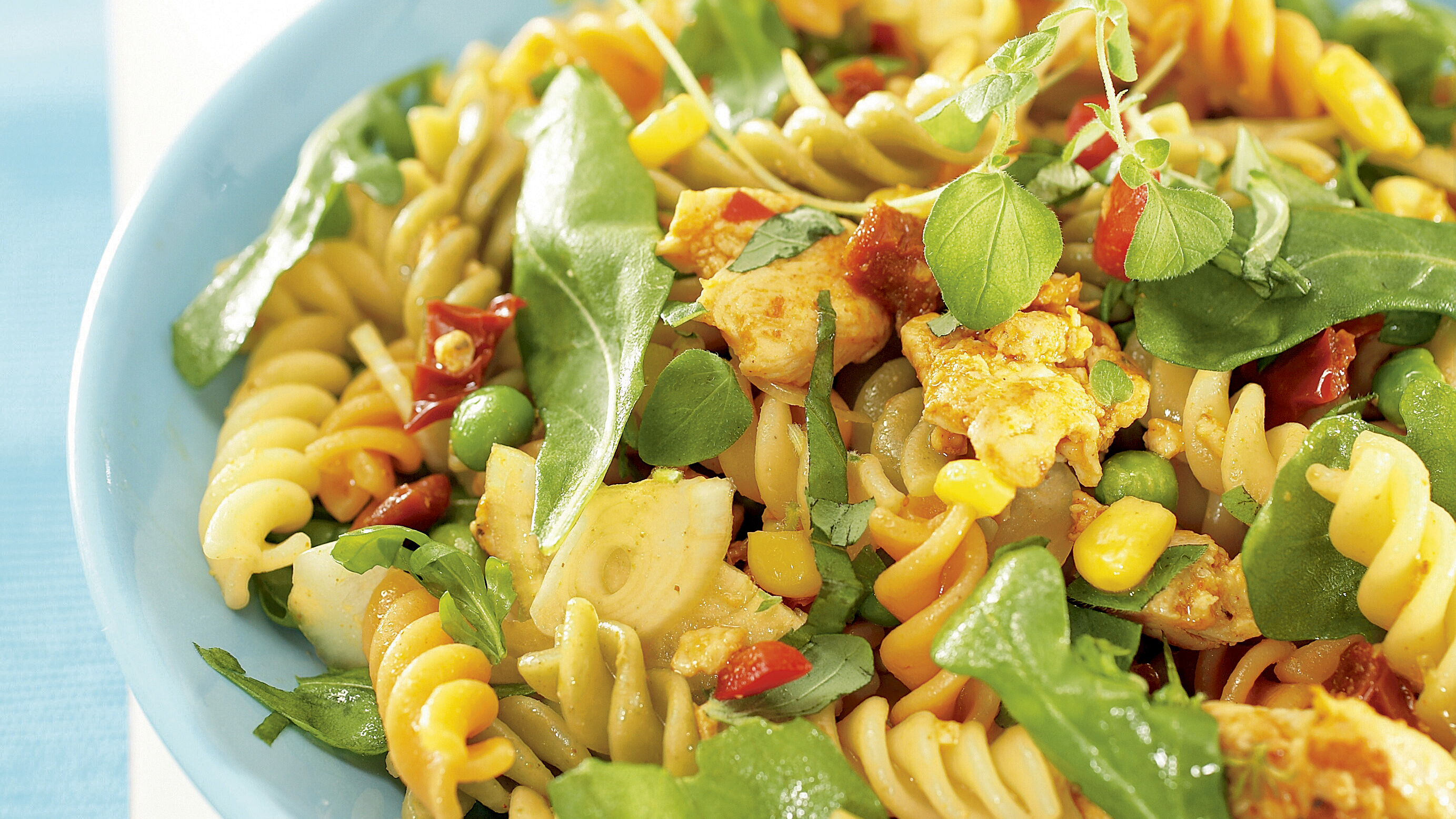 Pasta-broilerisalaatti