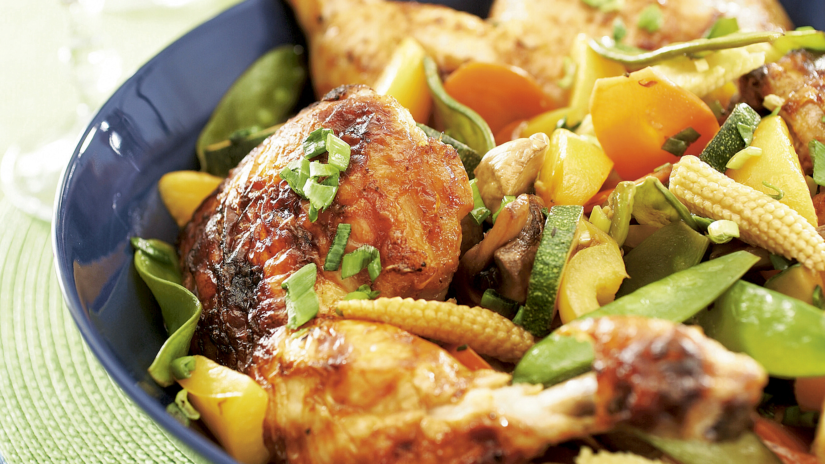 Broileria ja vihanneswokkia