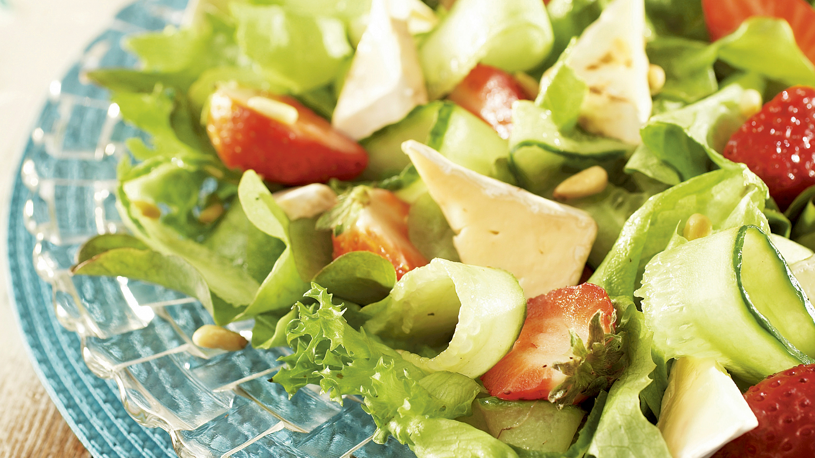 Mansikka-briesalaatti