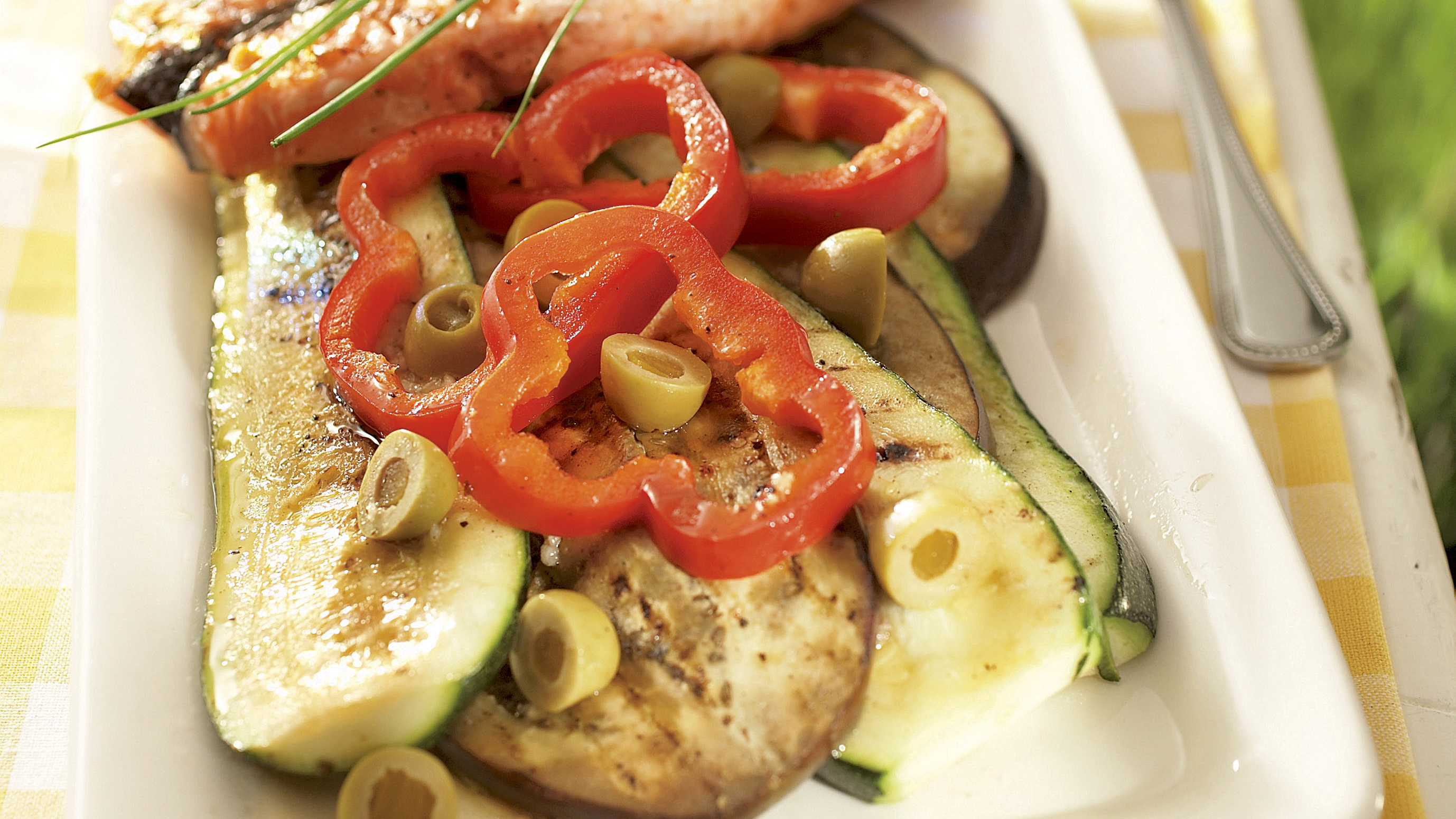 Lohiperhoset ja pariloitu kasvissalaatti