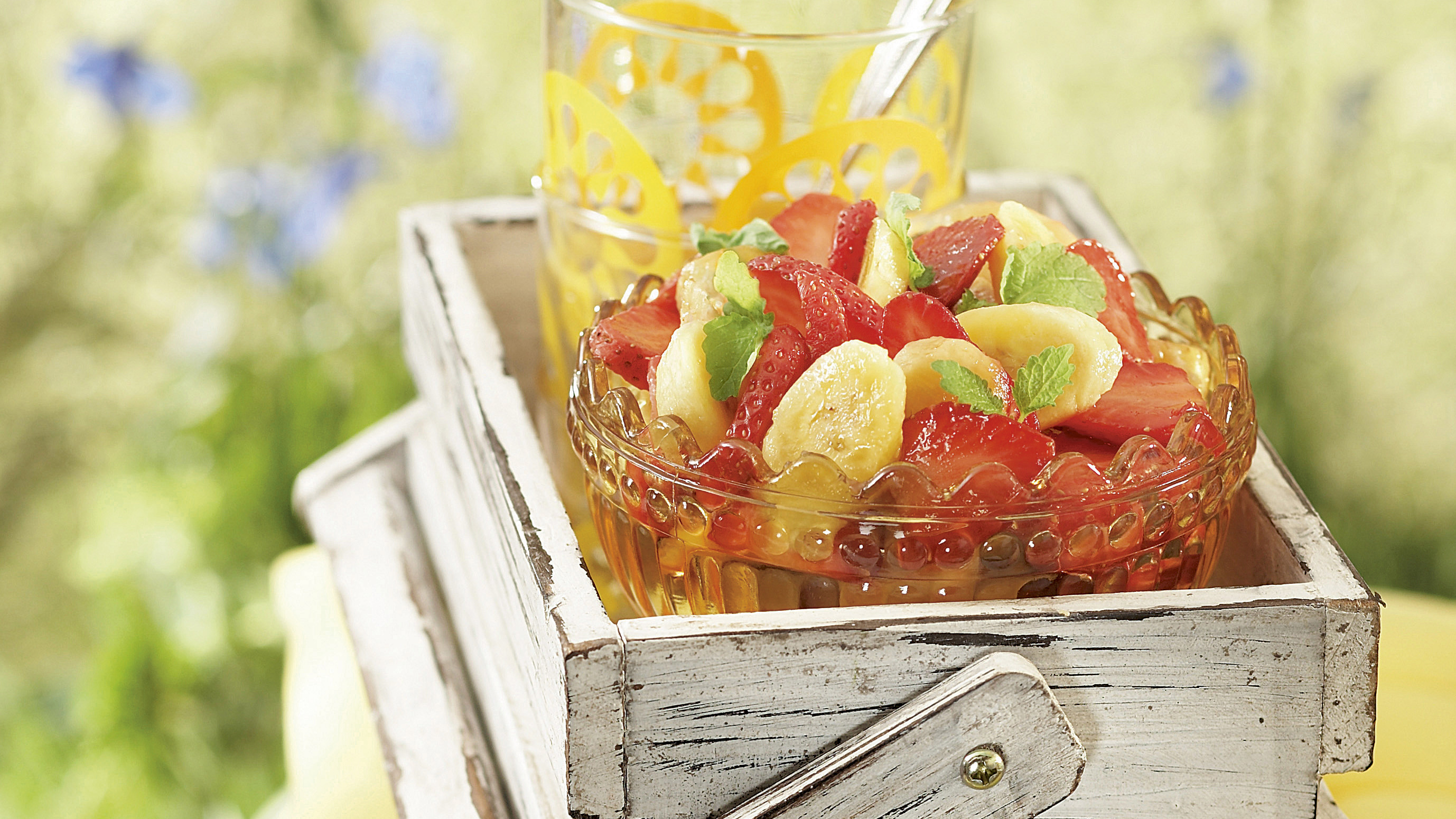 Raikas mansikka-banaanisalaatti