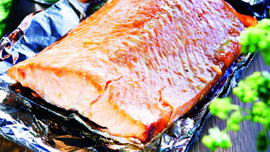 Savustuspussissa savustettu lohifilee ja mummun kurkut