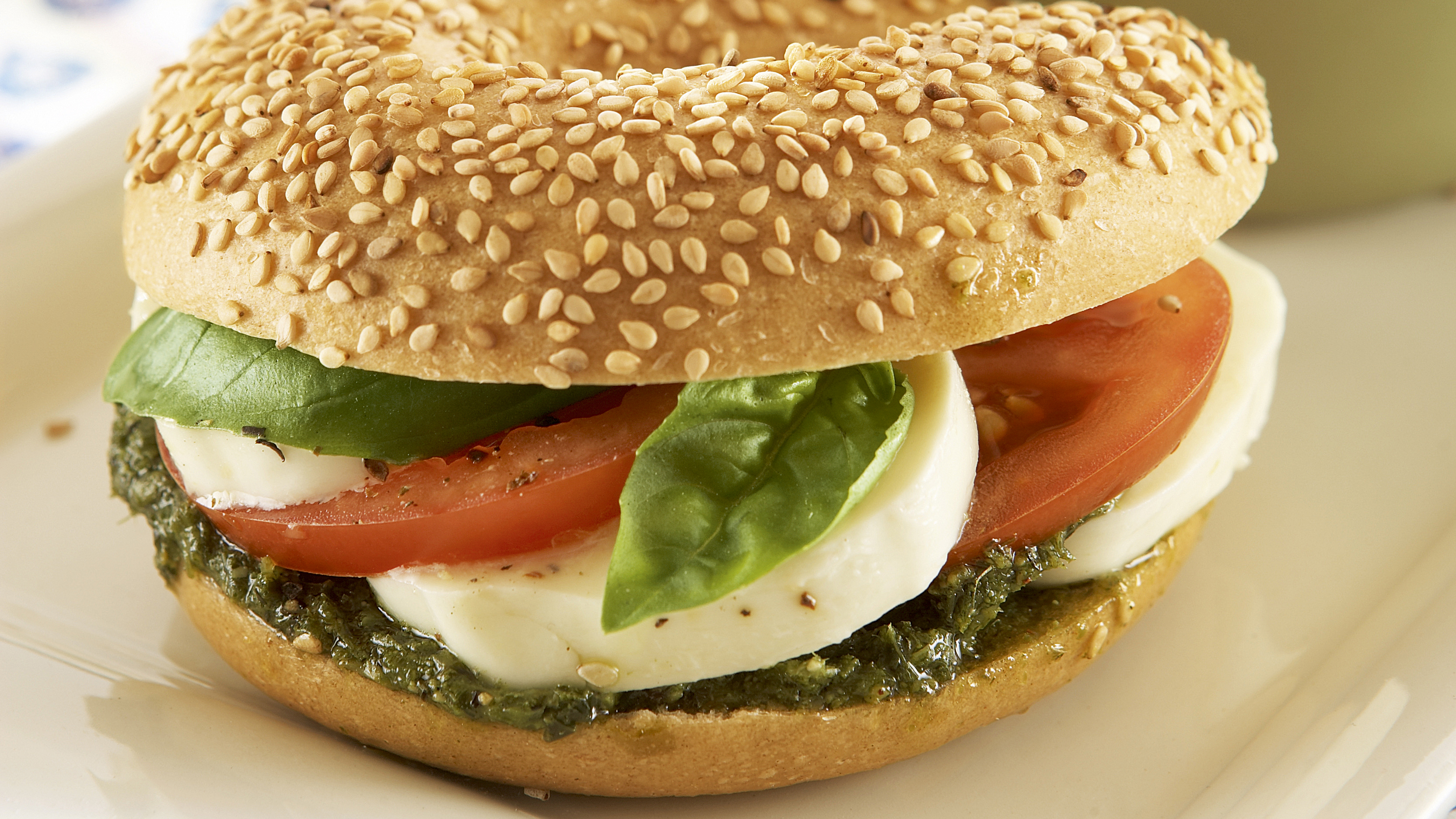 Tomaatti-mozzarella bagelit