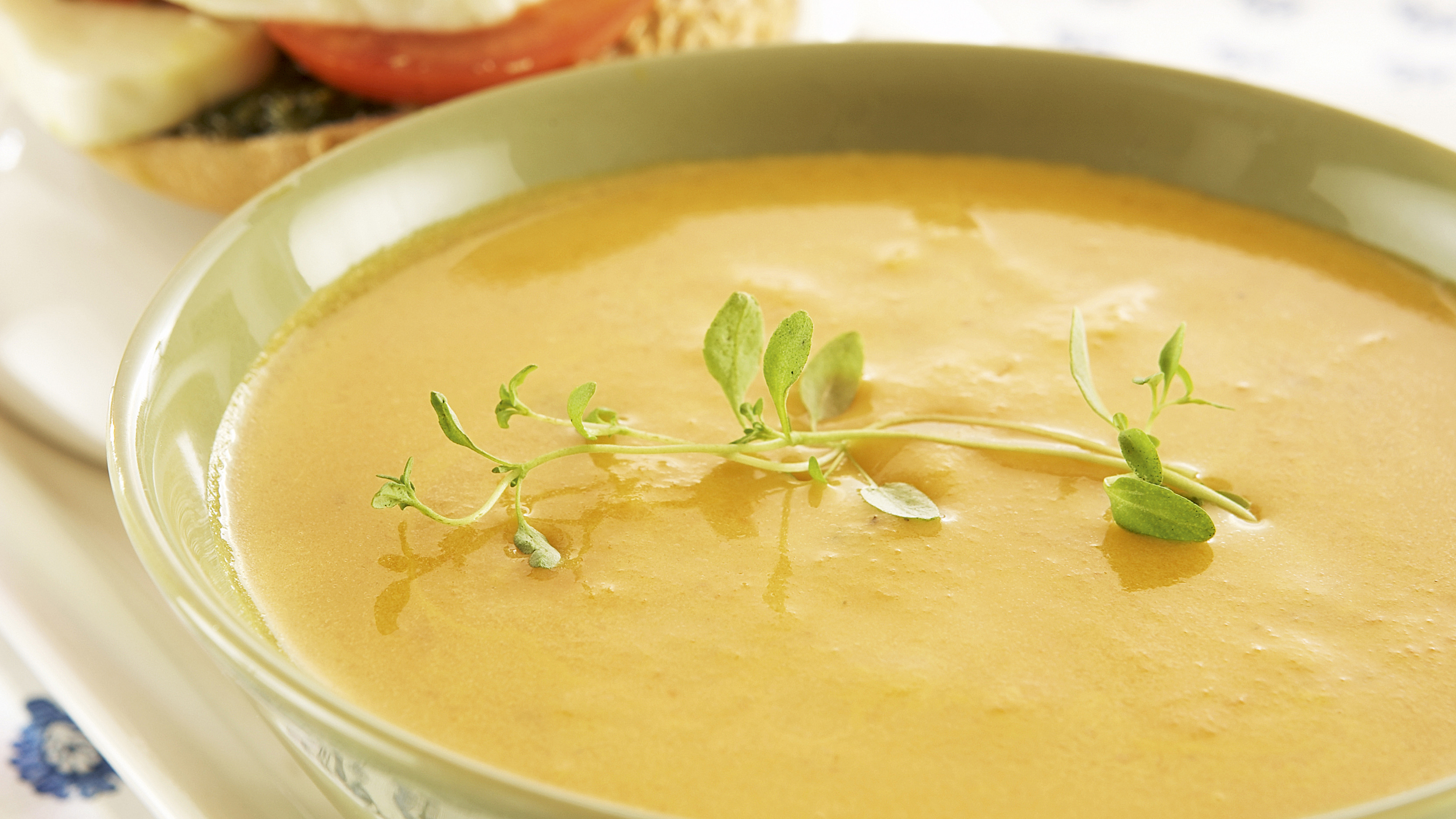 Yrttinen porkkanakeitto