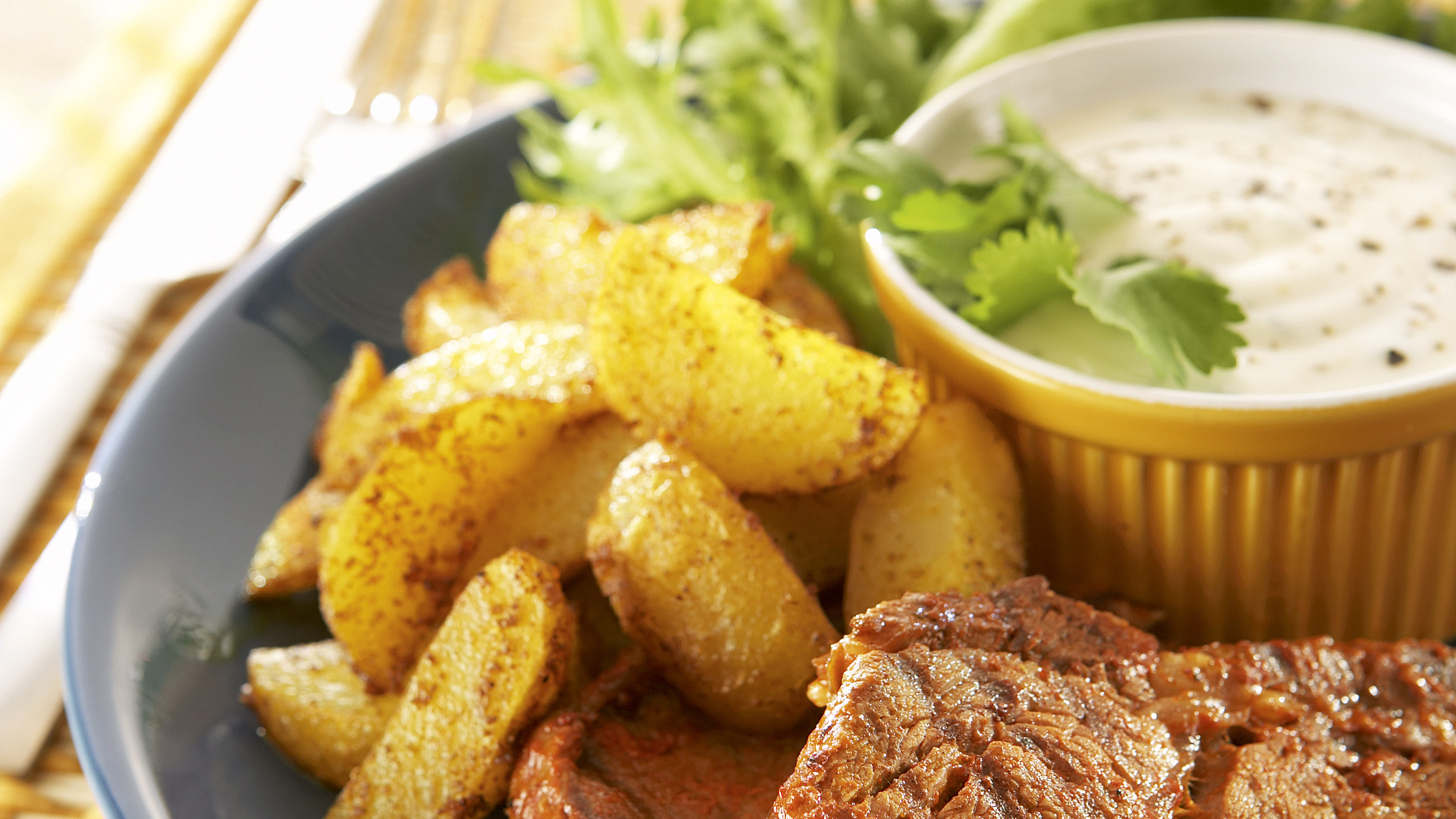 Entrecotepihvit ja mausteiset lohkoperunat