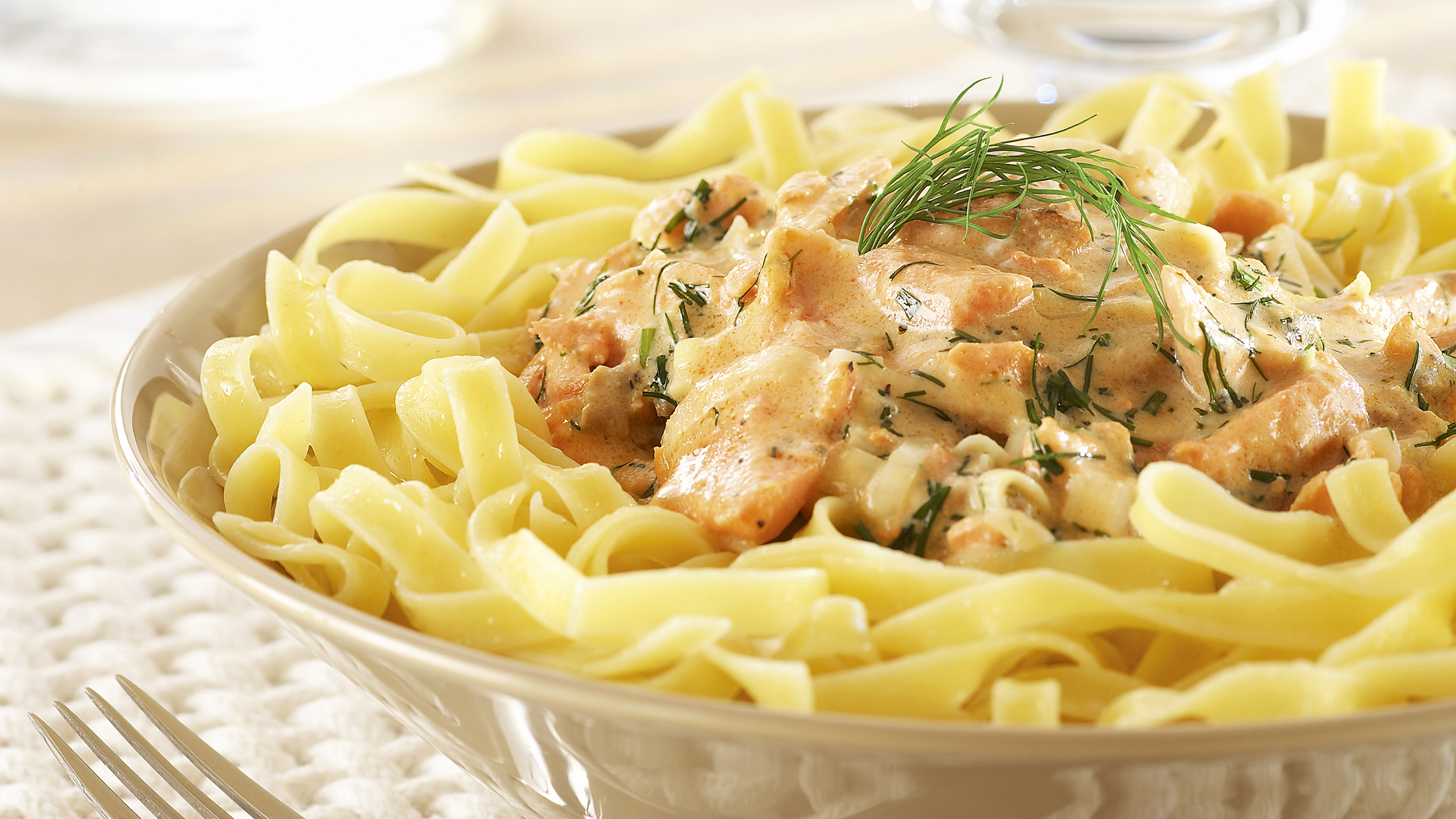 Kirjolohikastike pastalle