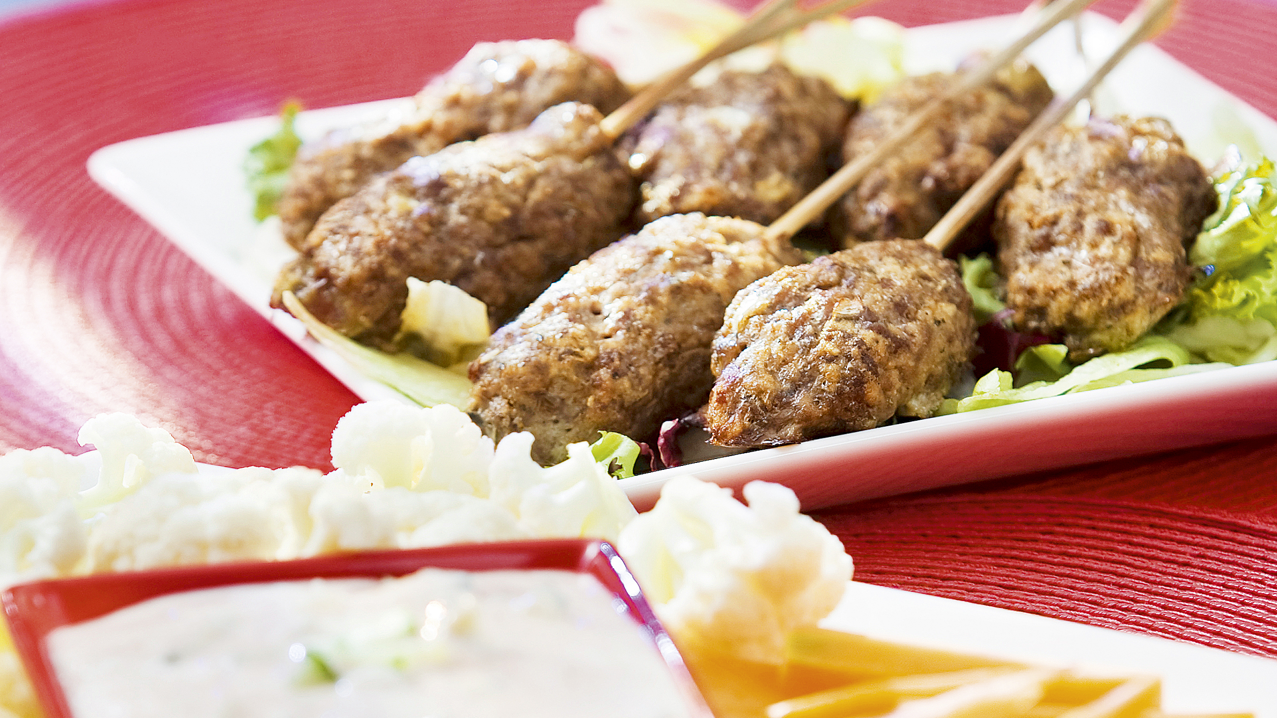 Lihakebakot, dippikasvikset ja -kastike