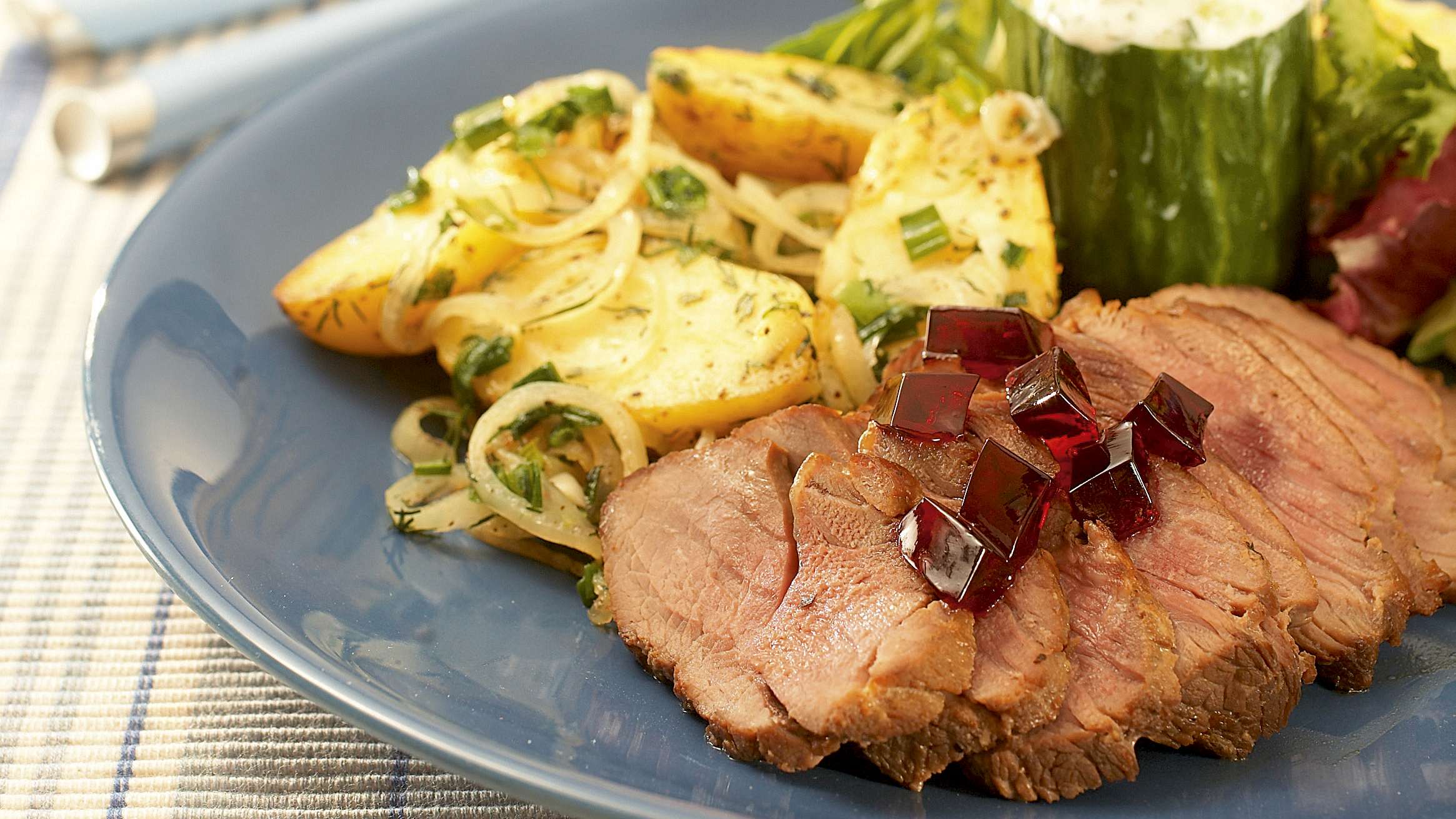 Karitsan paahtopaisti ja valkosipuliperunat