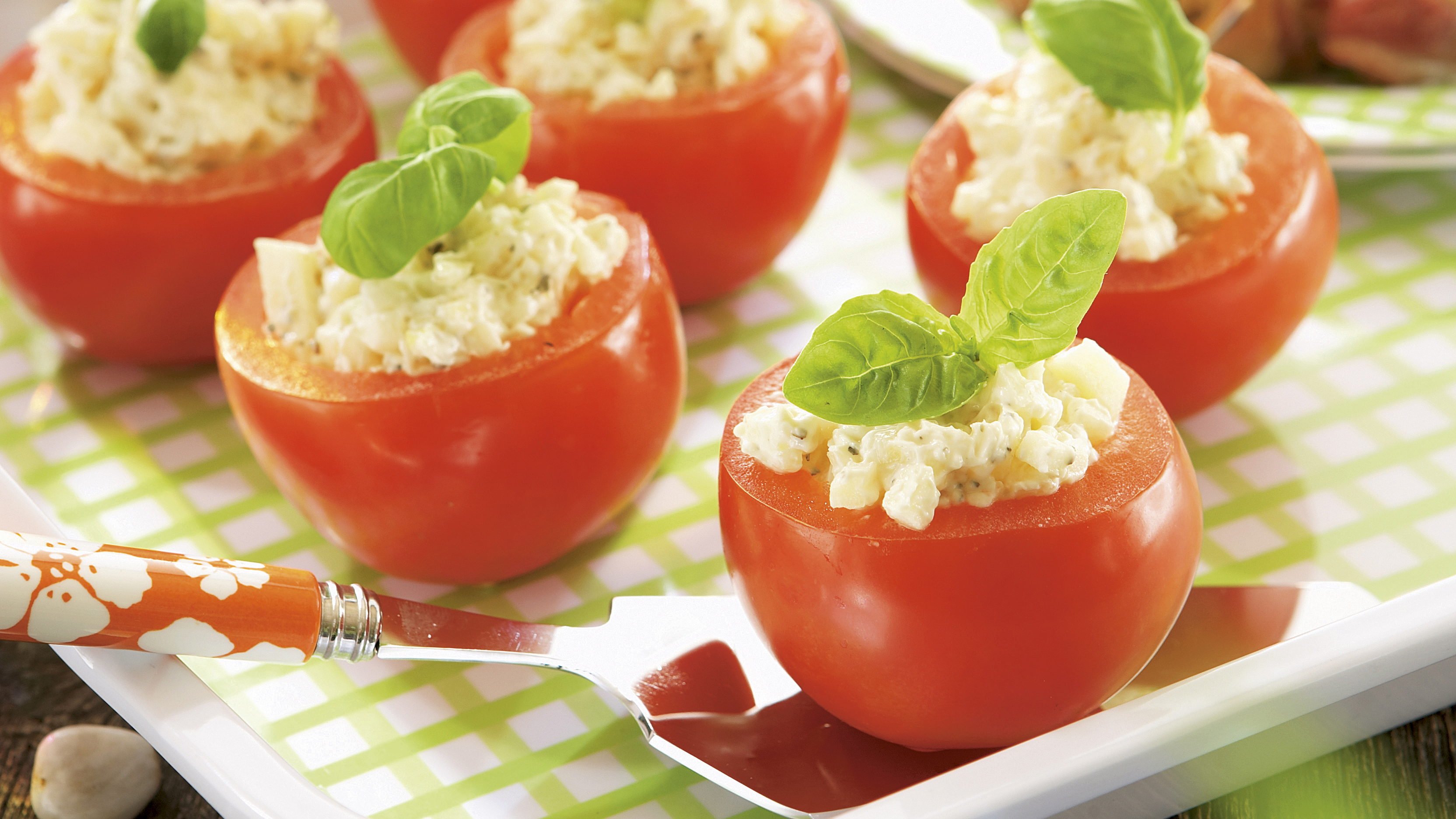 Tuorejuustotäytteiset tomaatit
