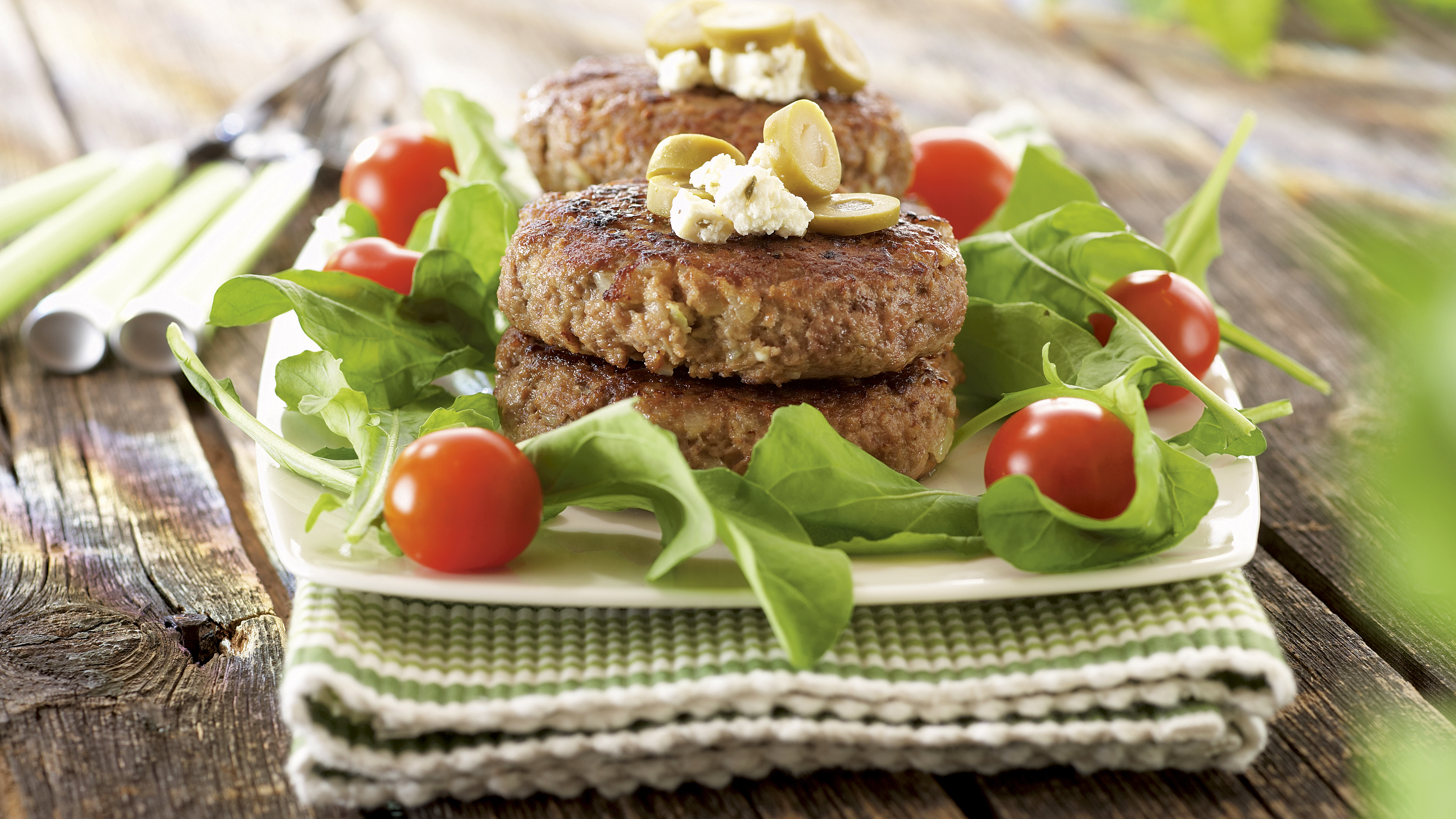 Feta-oliivitäytteiset jauhelihapihvit