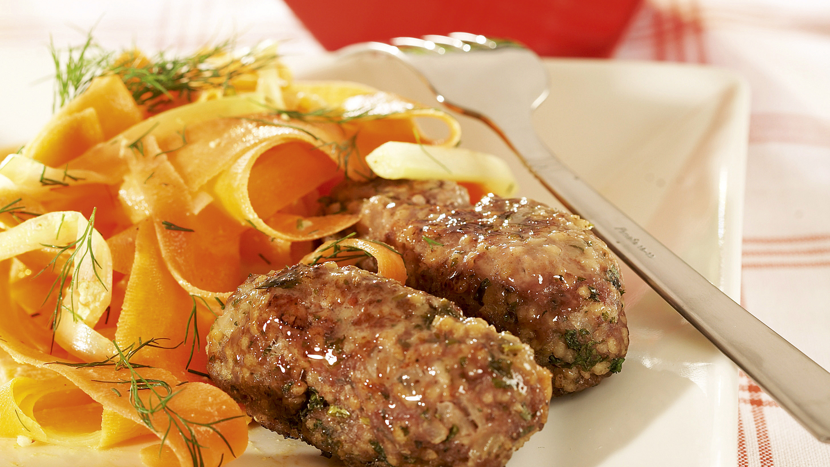 Jauhelihasukkulat ja porkkanatagliatelle