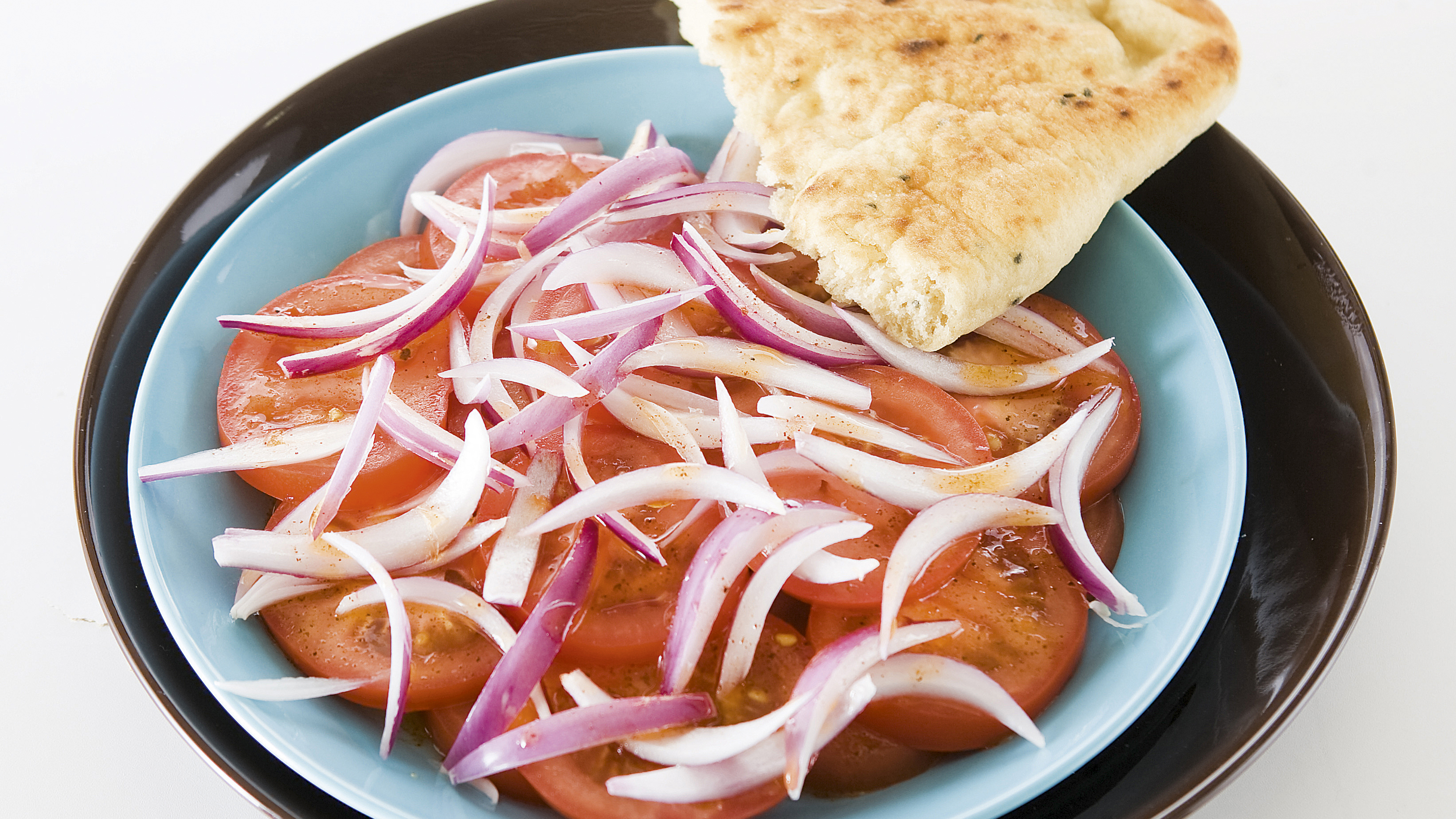 Tomaatti-sipulisalaatti intialaisittain