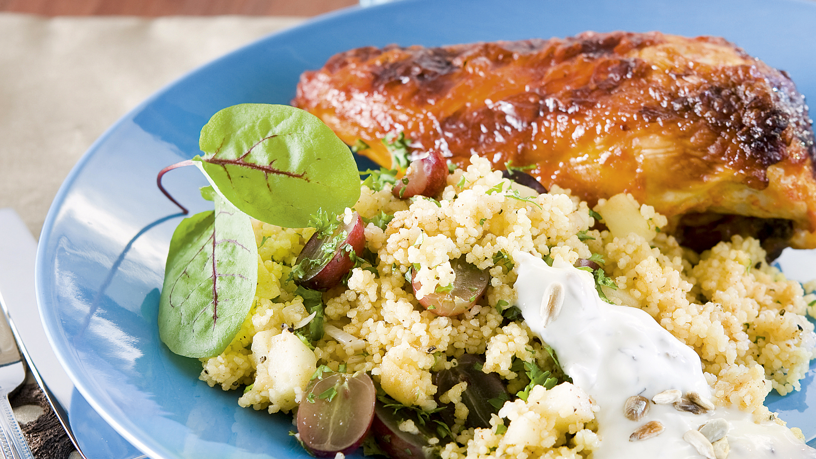 Broileria, omena-couscousia ja jogurttikastiketta