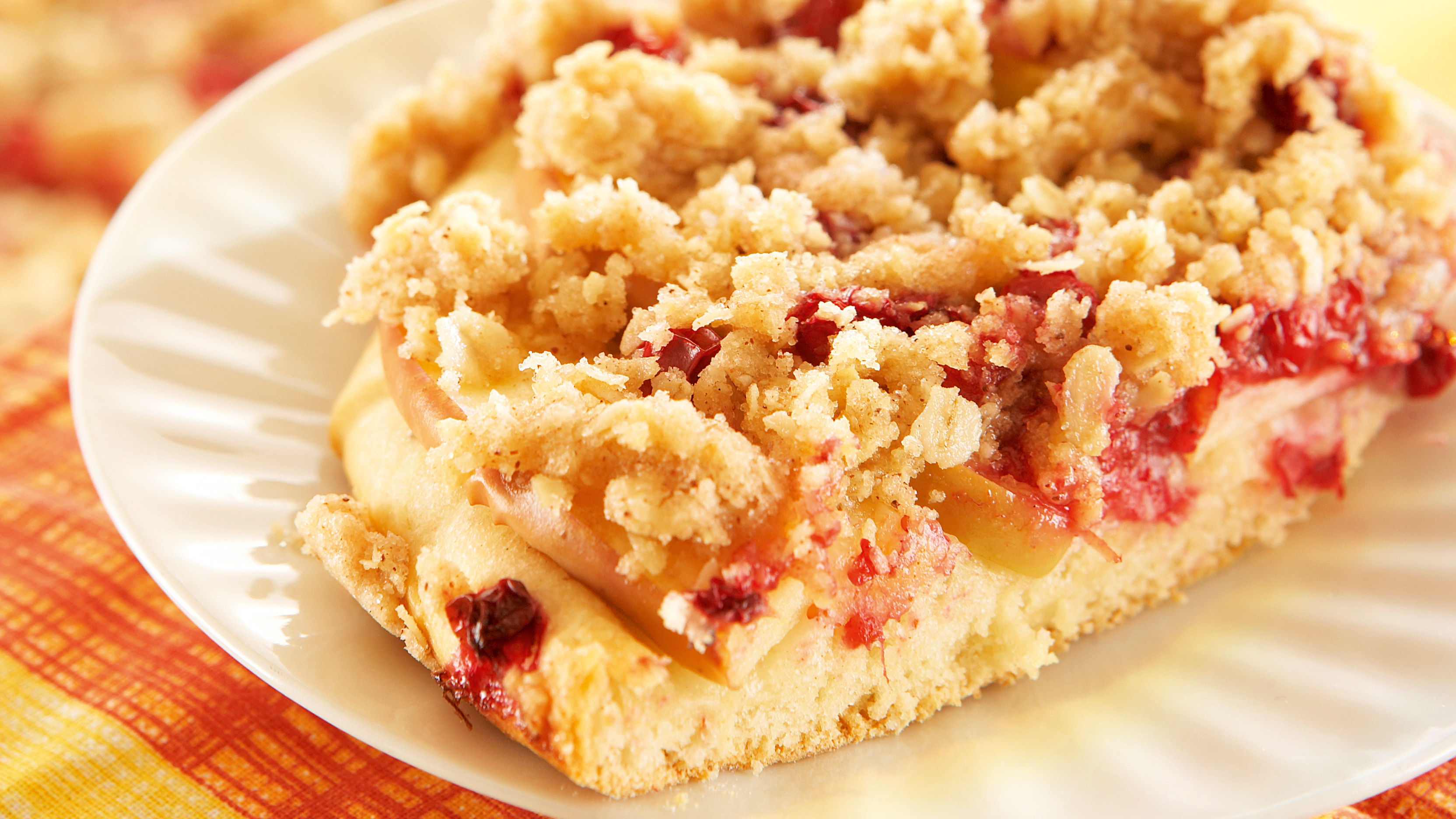 Syksyn omena-puolukkapulla