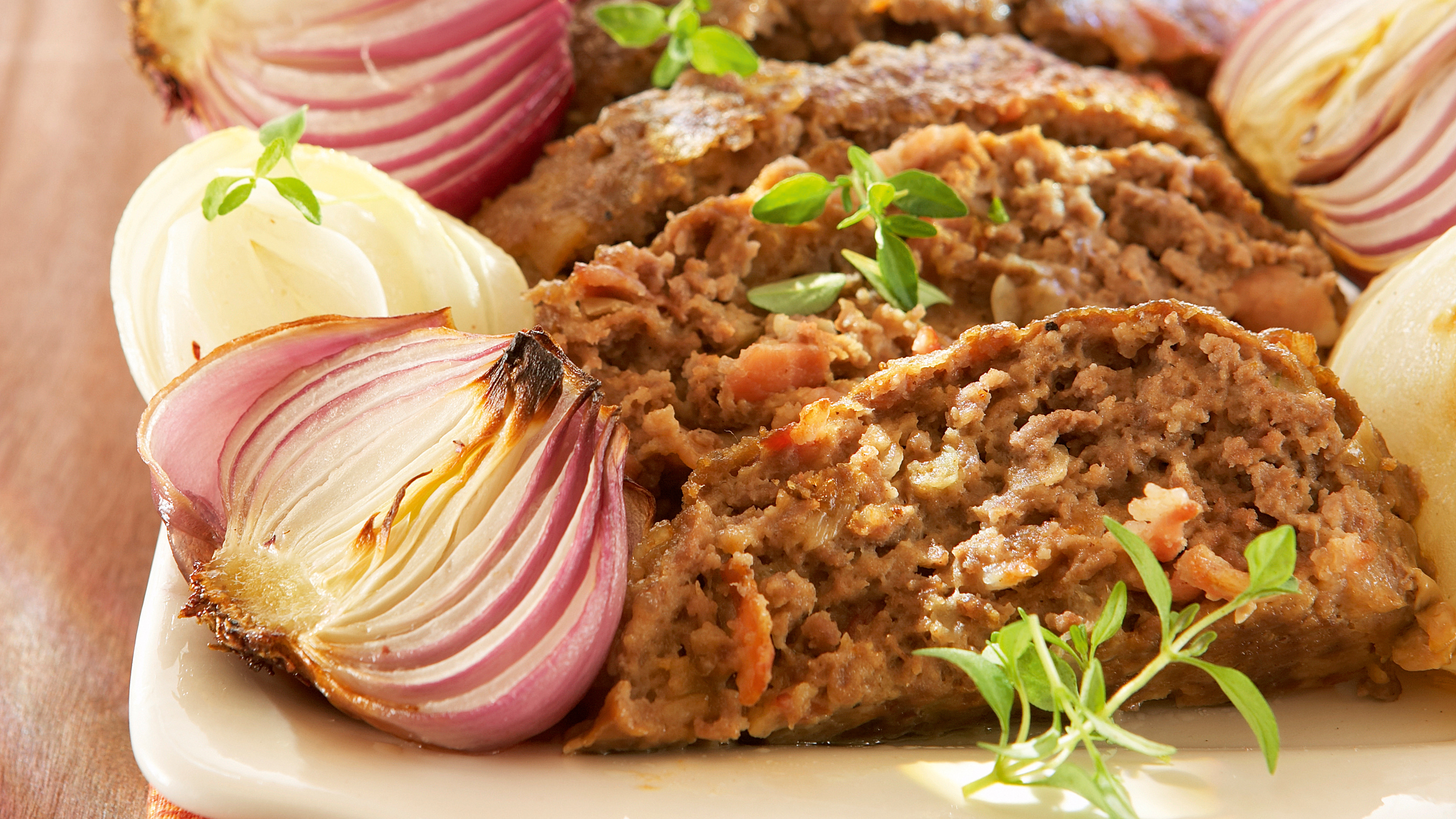 Pekoni-lihamureke ja uunisipulit