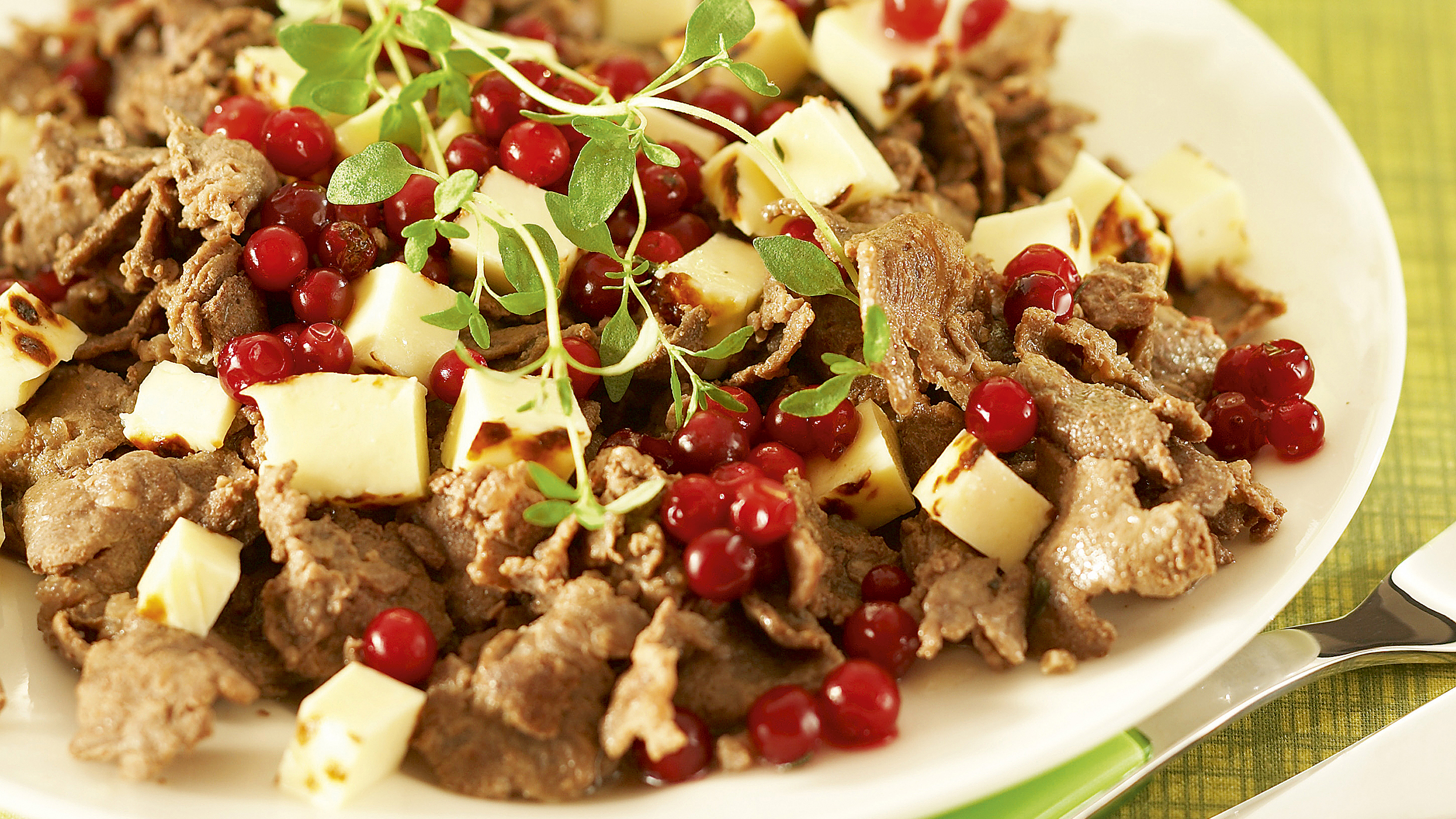 Poro-juustoleipäkäristys ja timjami-puolukat