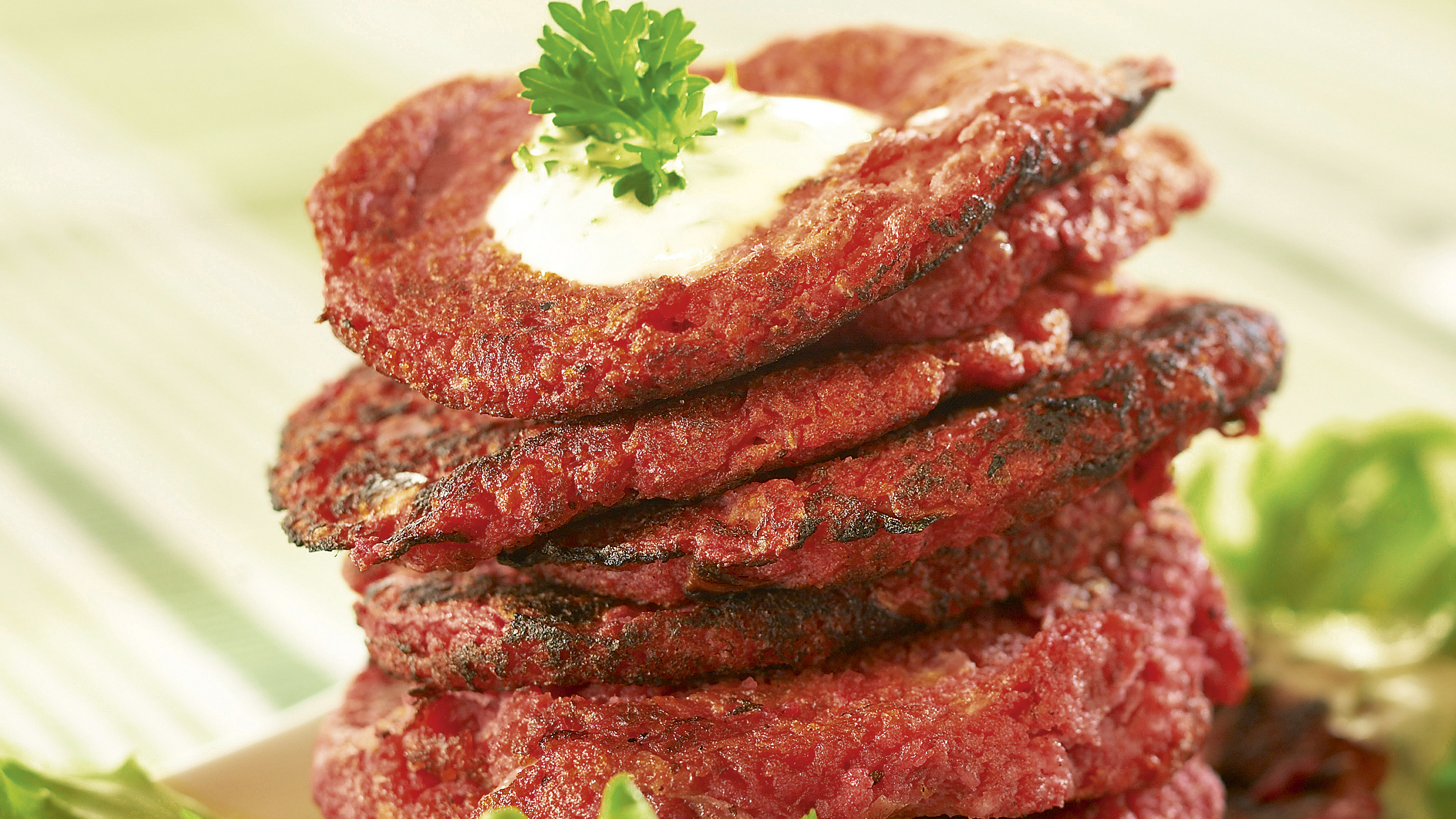 Punajuuri-perunapihvit ja kermaviilikastike