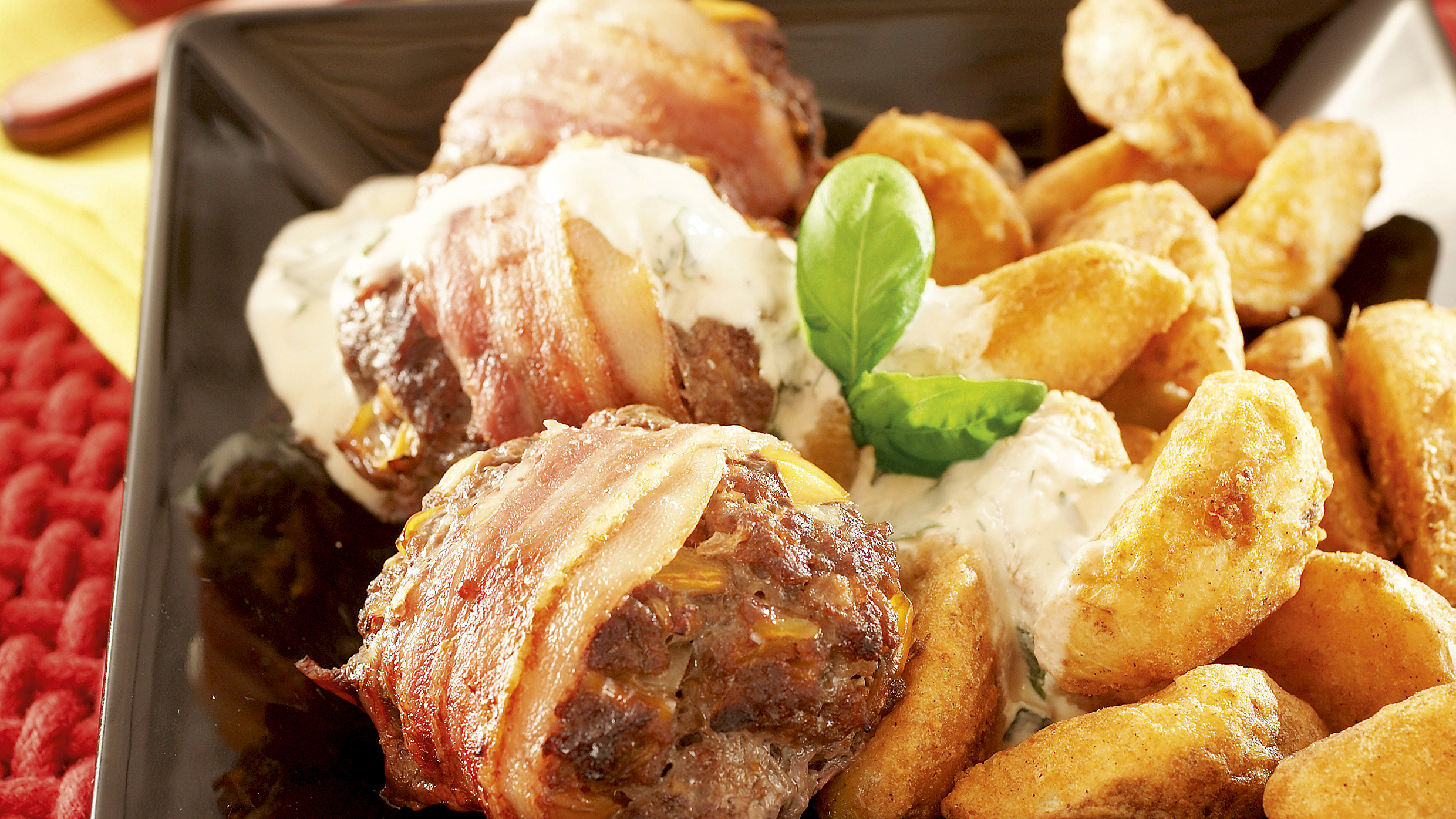 Jauheliha-pekonipihvit ja kermaviilikastike