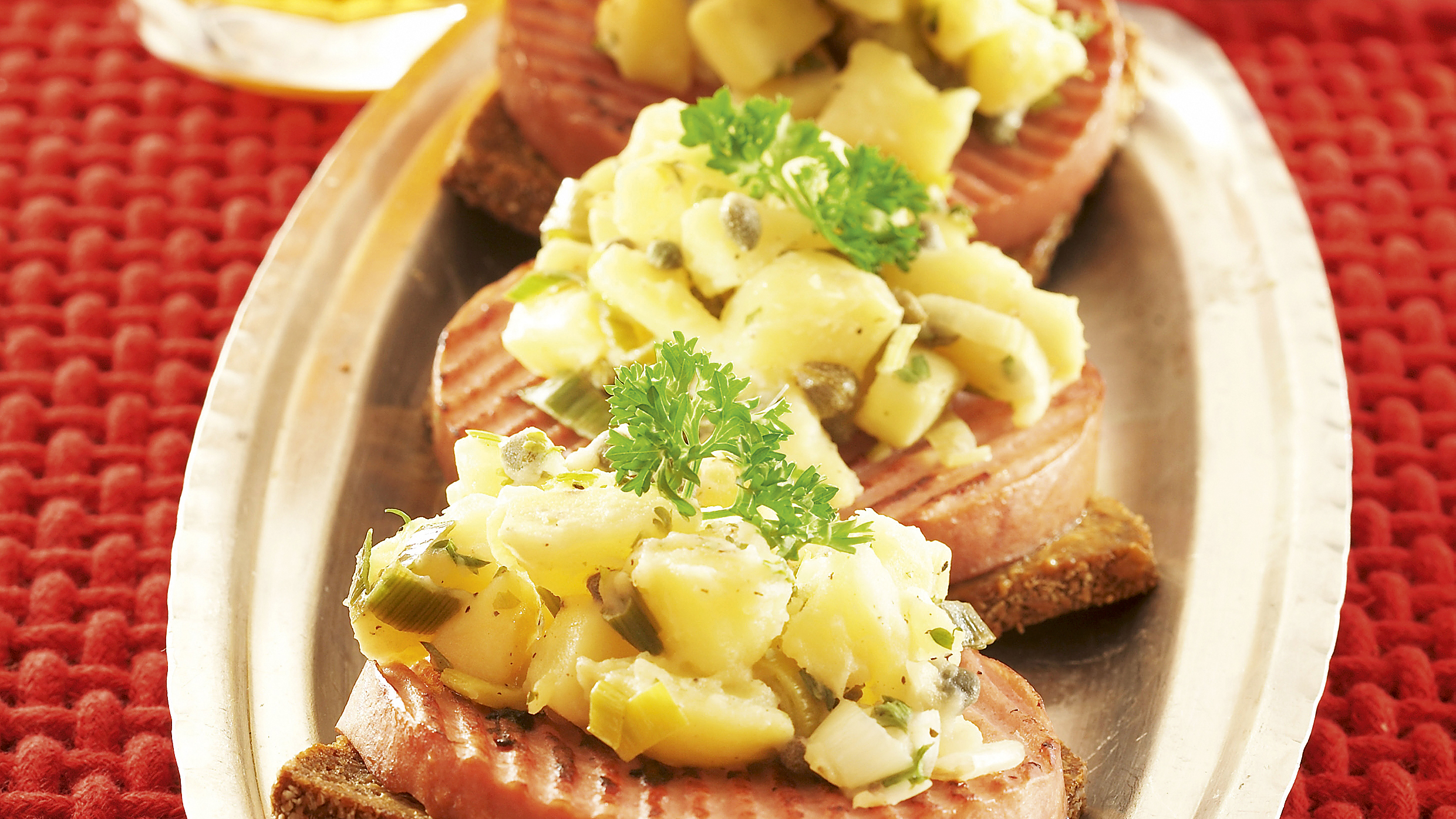 Perunasalaatti-makkaraleivät saksalaisittain